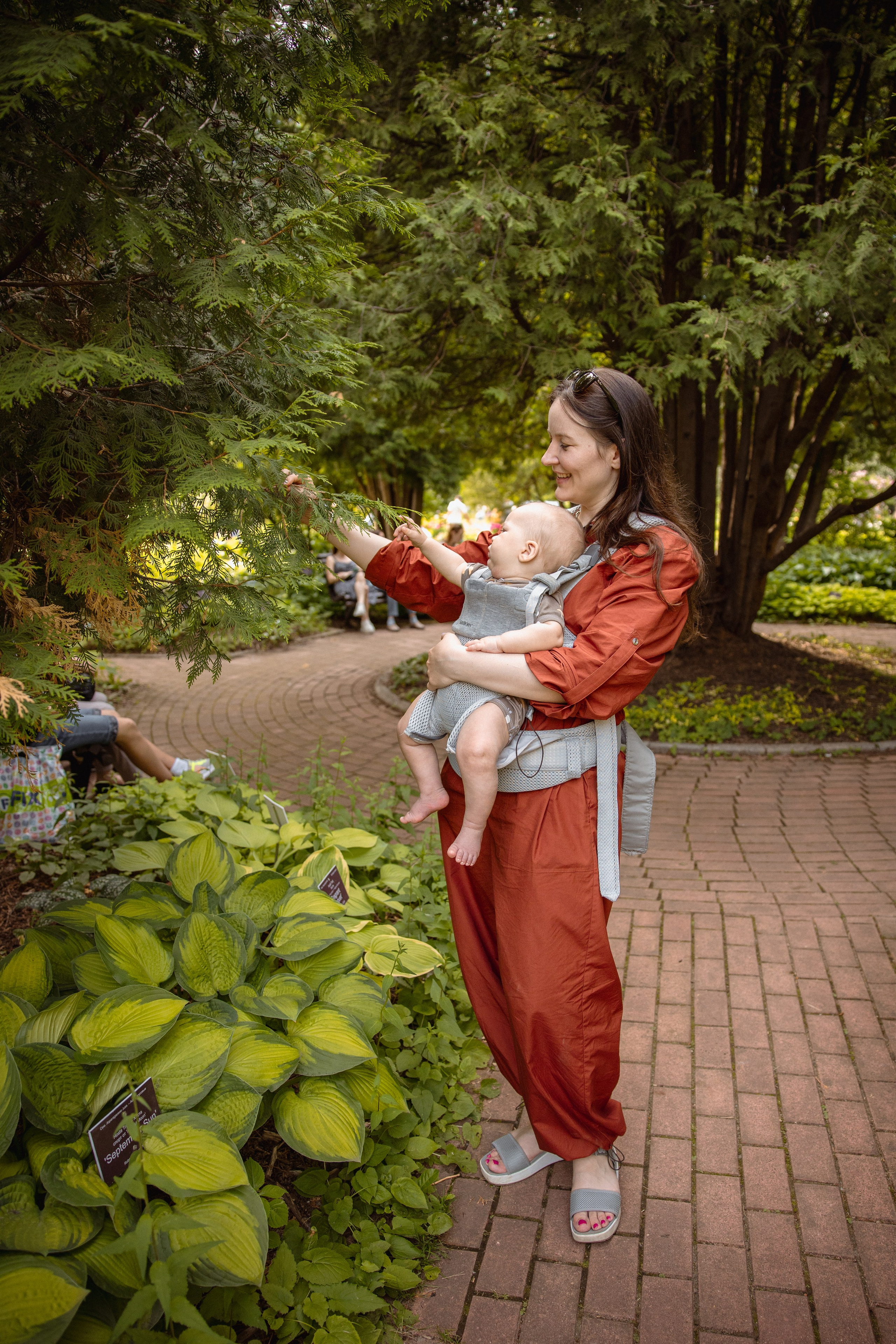 Настя с сыном у Alma-Mater. Ваш семейный newborn и lifestyle фотограф в СПБ Наталья Журавлева