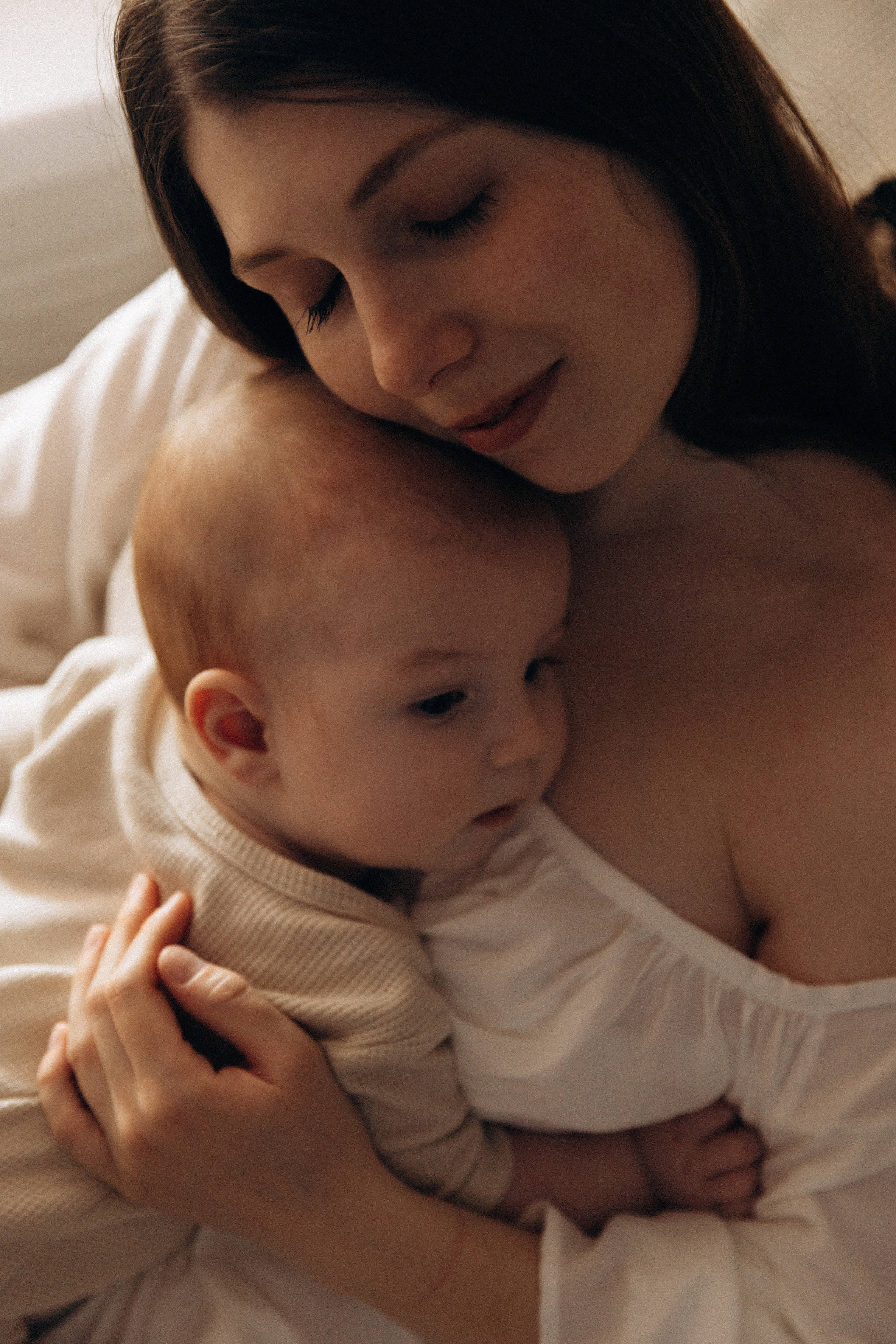 Мама и малыш, домашняя история. Фотограф Ульяна Дивина в Нижнем Новгороде и Нижегородской области