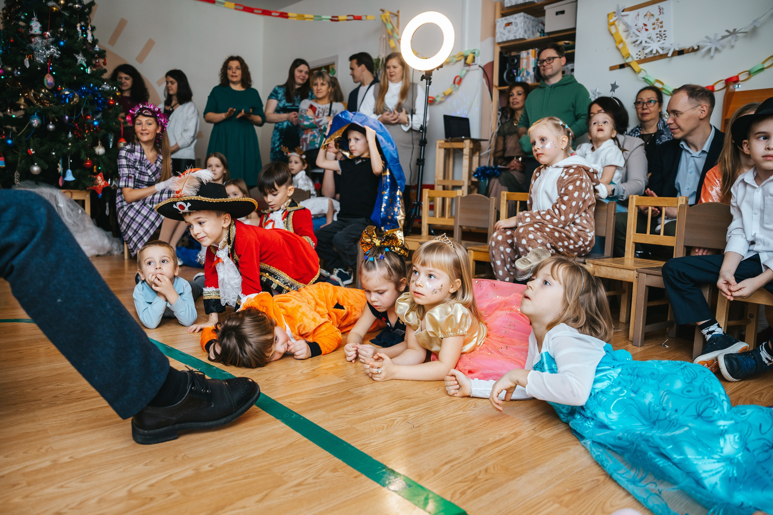 Новогодний утренник в Монтессори-садике. Семейный lifestyle фотограф в Санкт-Петербурге Людмила Пахомова