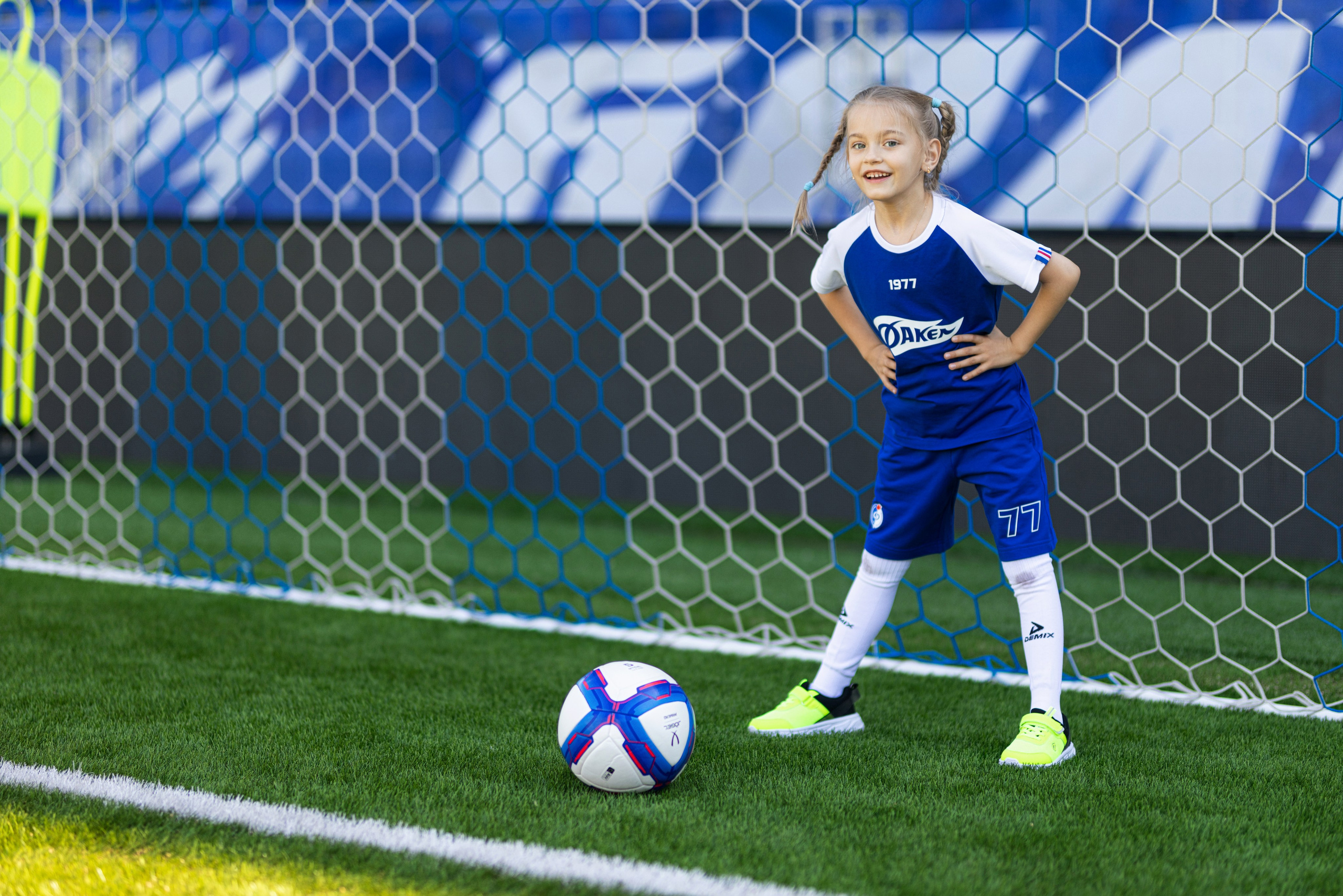 Детский портрет с Алисой на футбольном стадионе. Дмитрий Шульгин, портретный фотограф в Воронеже