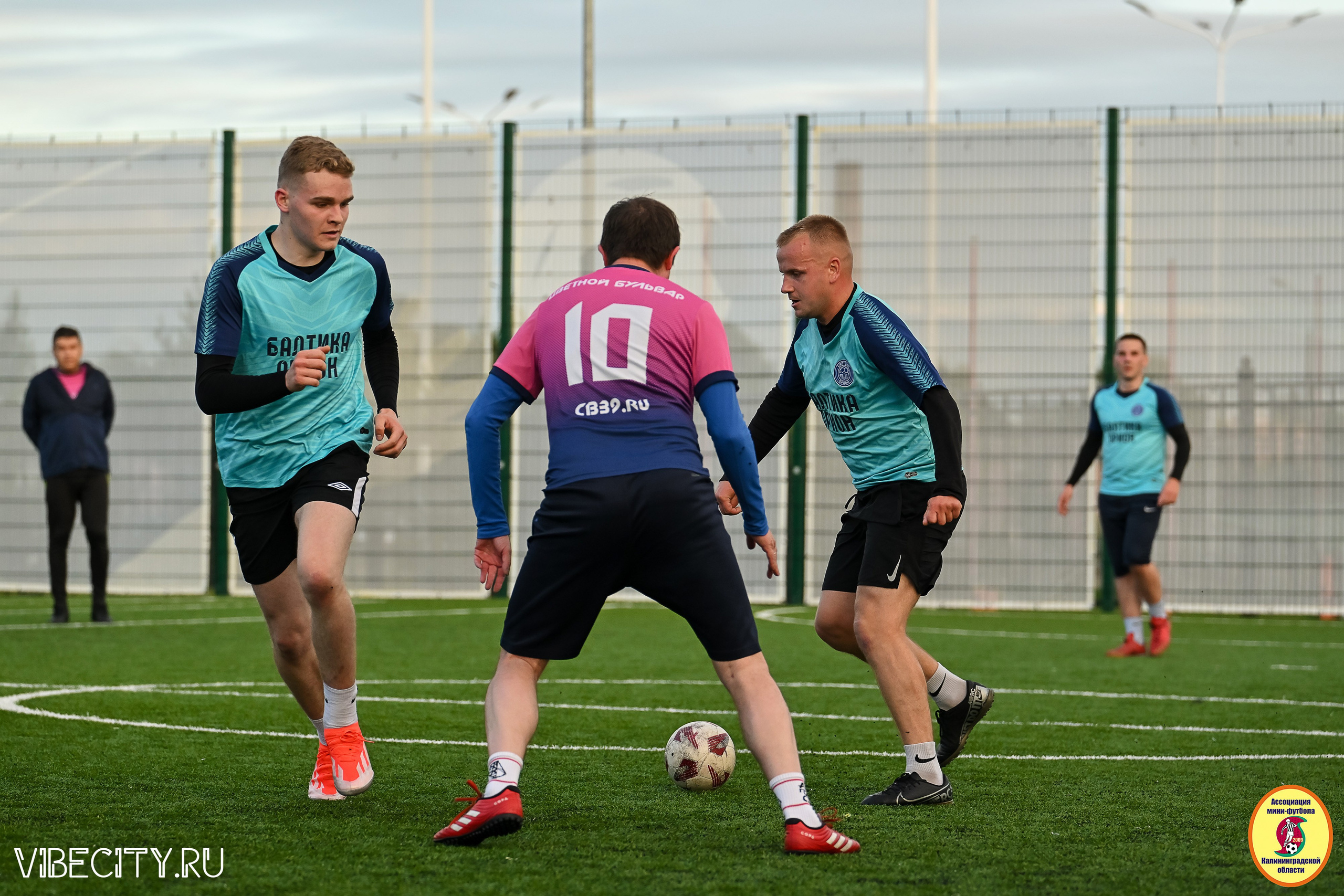 ИГРЫ МИНИ-ФУТБОЛЬНОЙ И КОРПОРАТИВНОЙ ЛИГИ. VIBECITY.RU Вайб Сити Ру Фоторепортажи Фотоотчеты Калининград