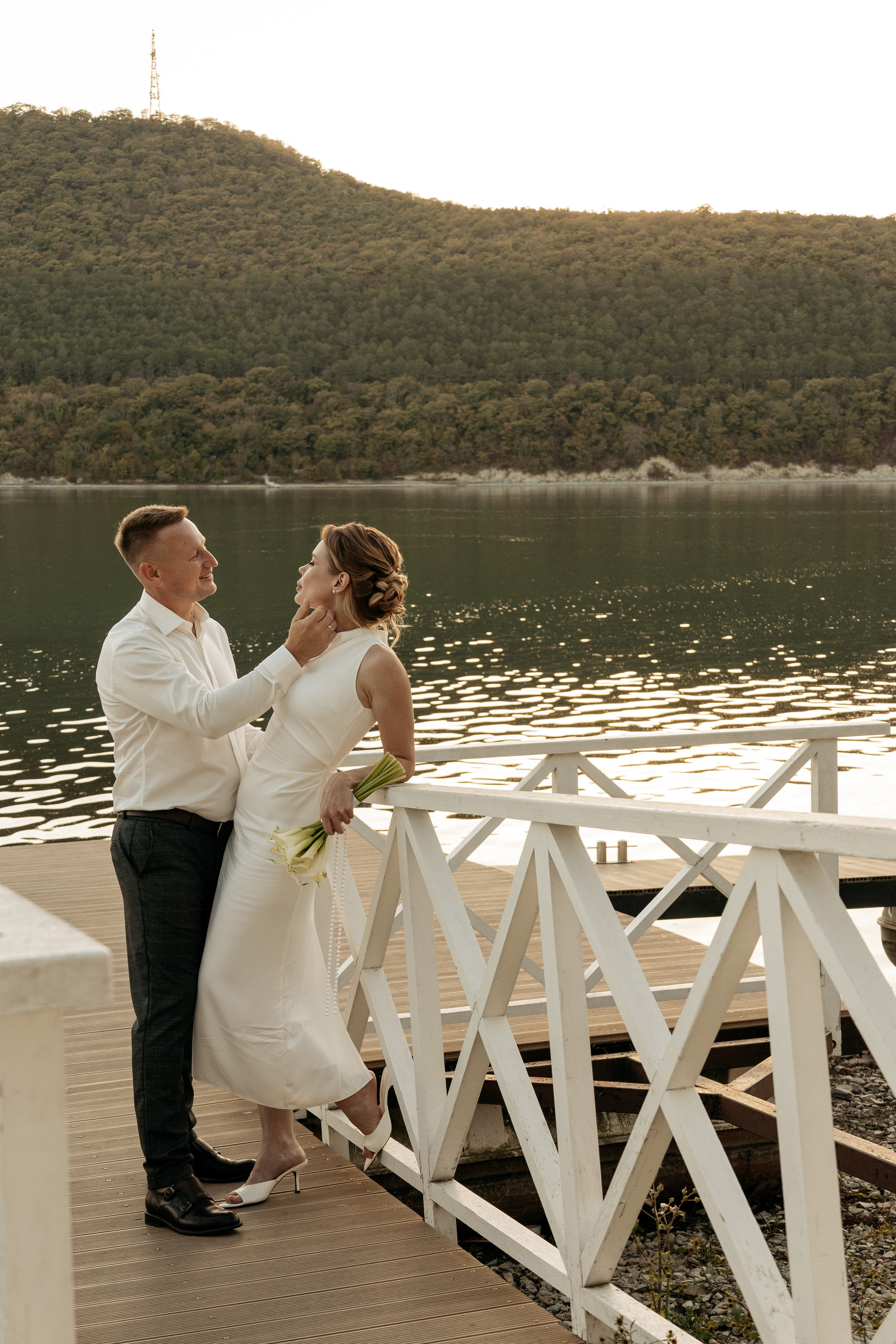 Свадебная фотосессия на фоне величественных гор Абрау-Дюрсо
