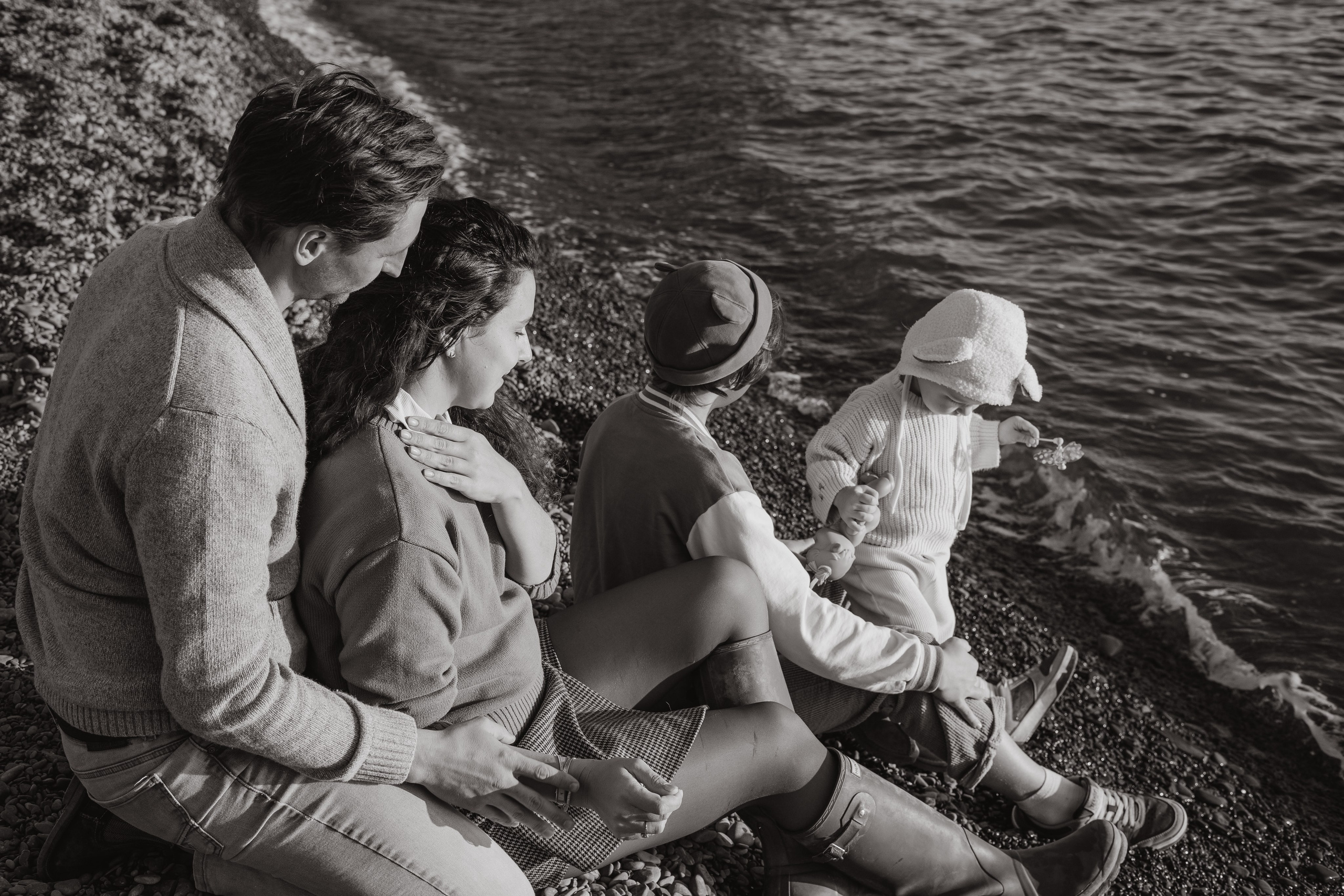 Семейная нежность и любовь на фоне заката