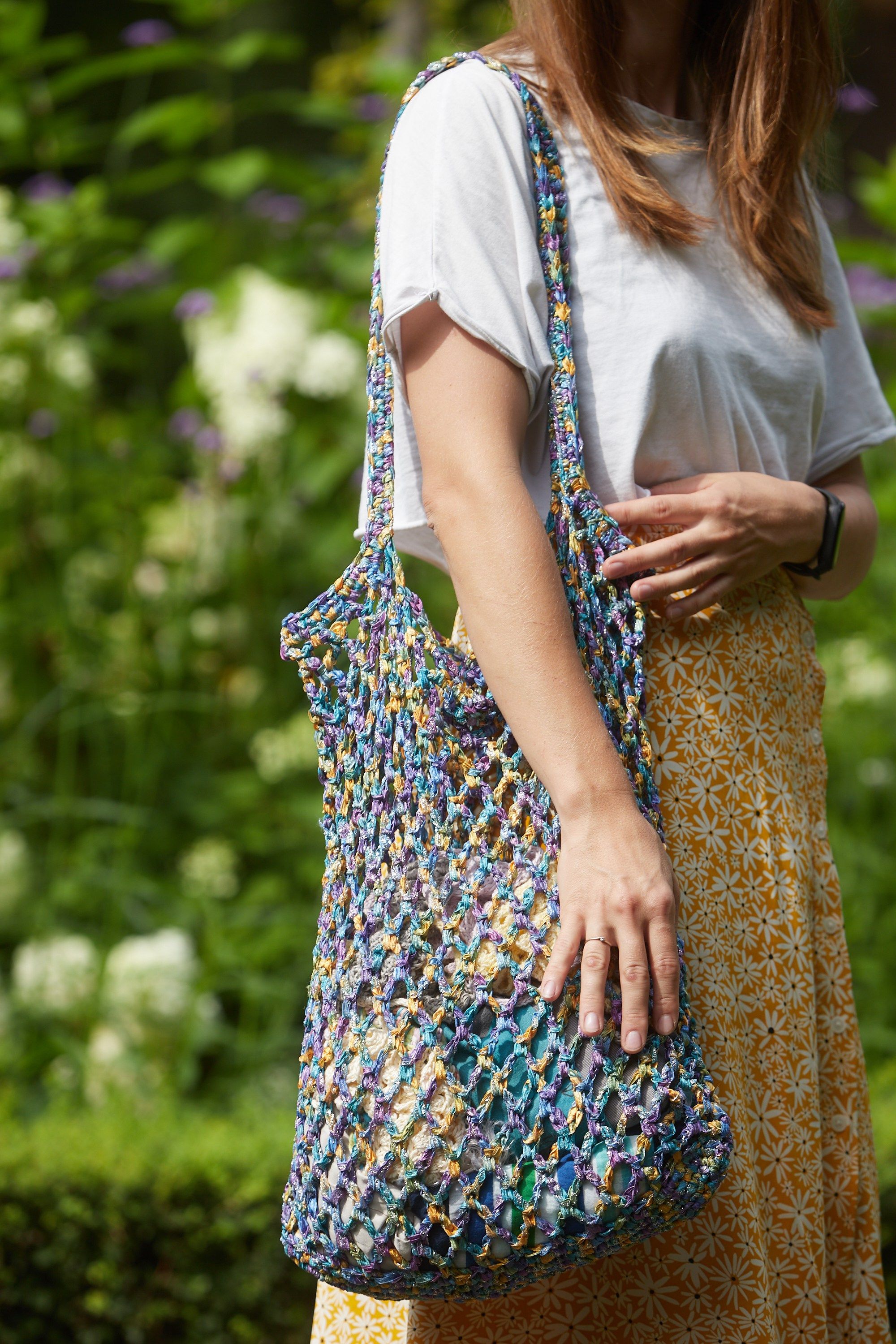 Съёмка ярких вязаных аксессуаров — сумки, рюкзаки и клатчи.