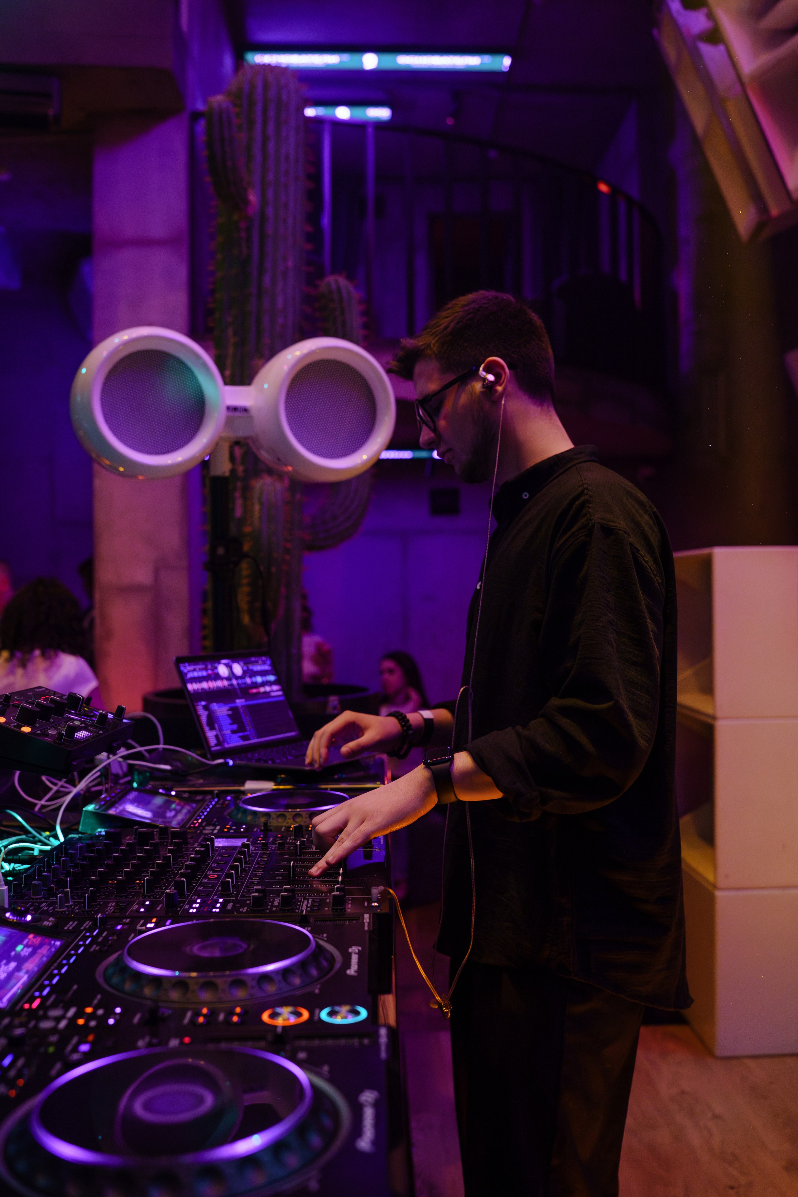 Вечеринка OSNOVATELI.LIVE репортажный фотограф Саша Дружинина. Репортажный фотограф в Москве Саша Дружинина