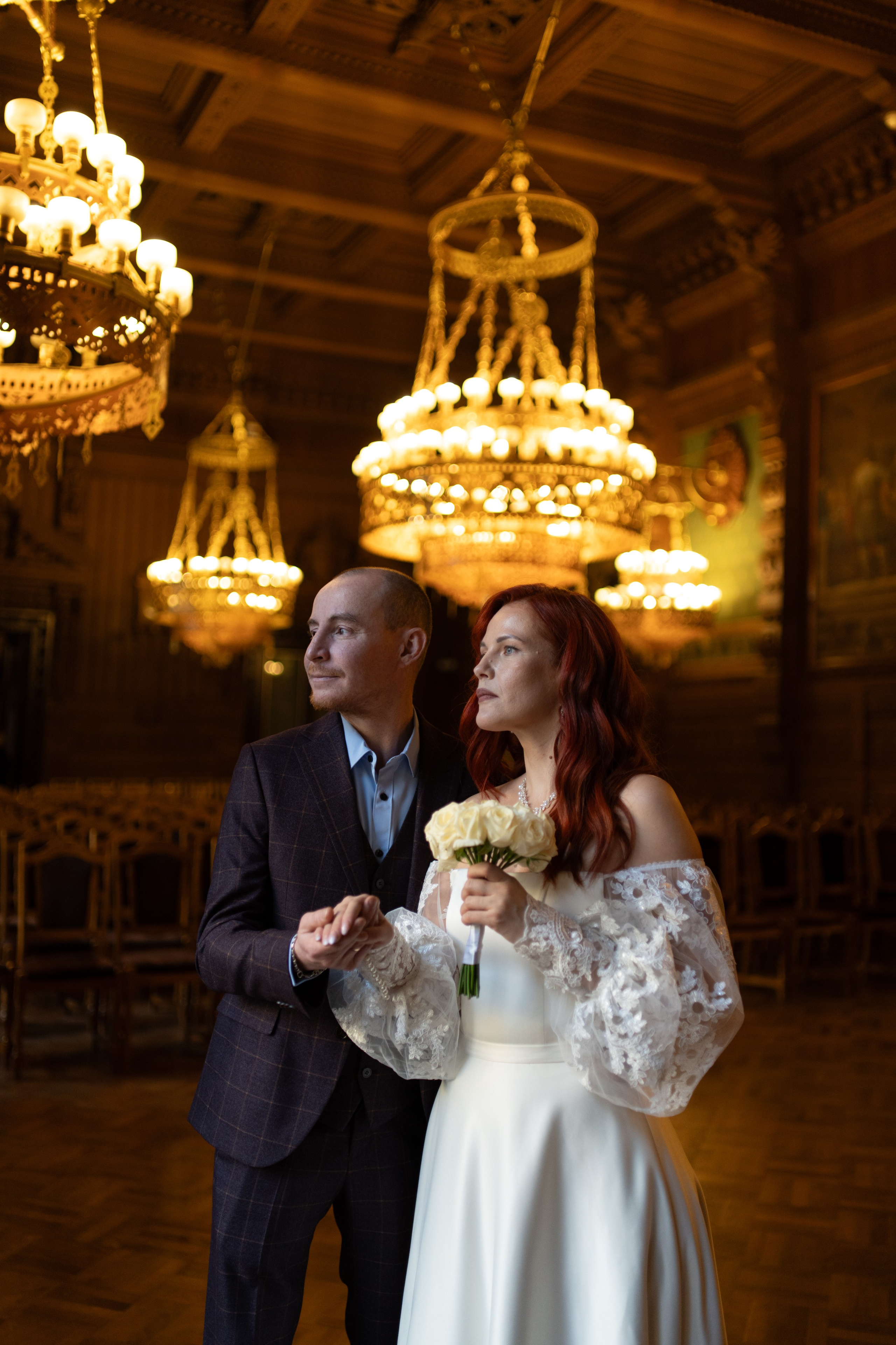 жених с невестой в дубовом зале Дома учёных им. М. Горького в СПб на свадебной фотосессии