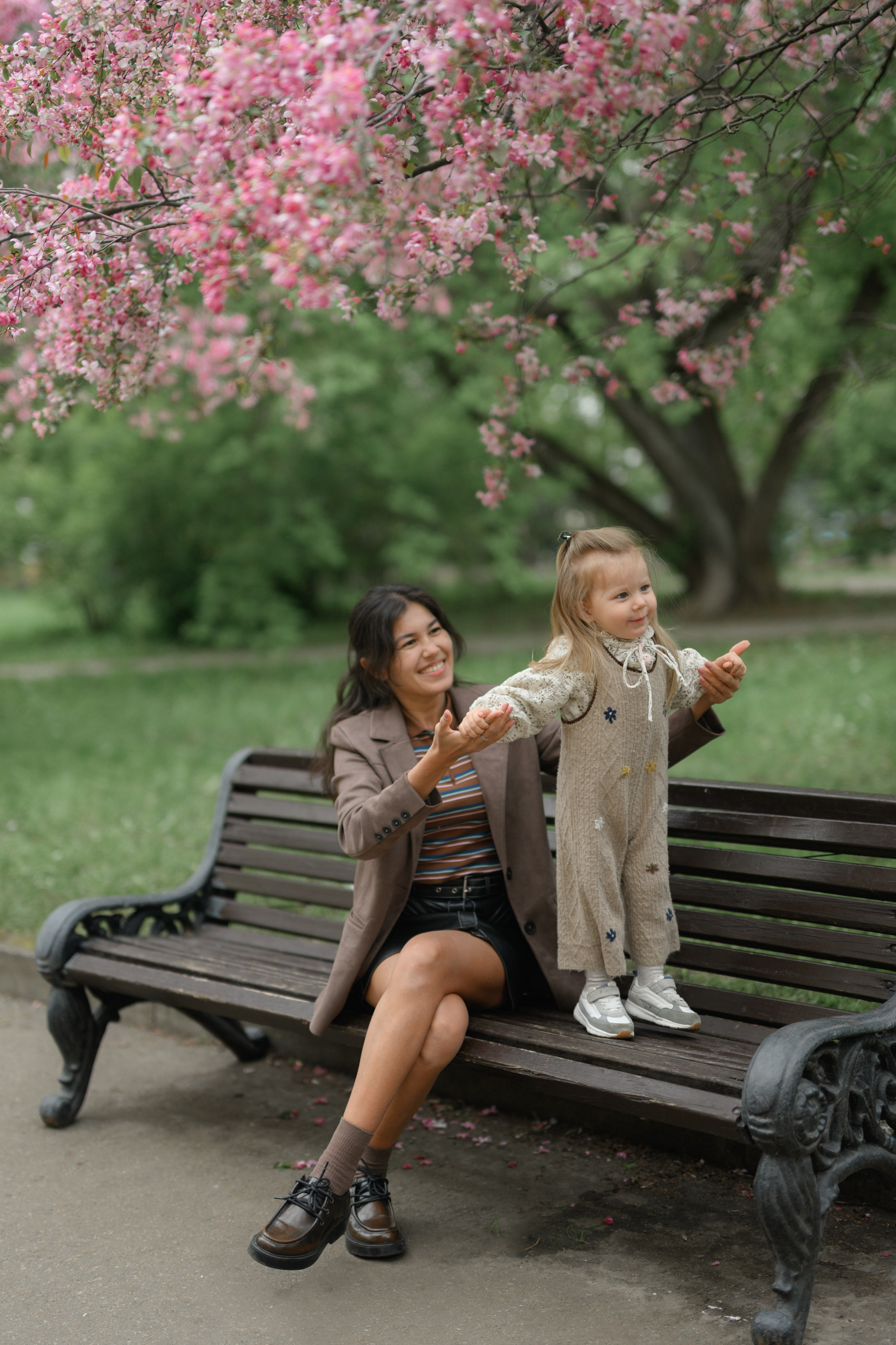 Фотосессии в розовом цветении в Екатерининском парке в Москве. Semerlina.ru