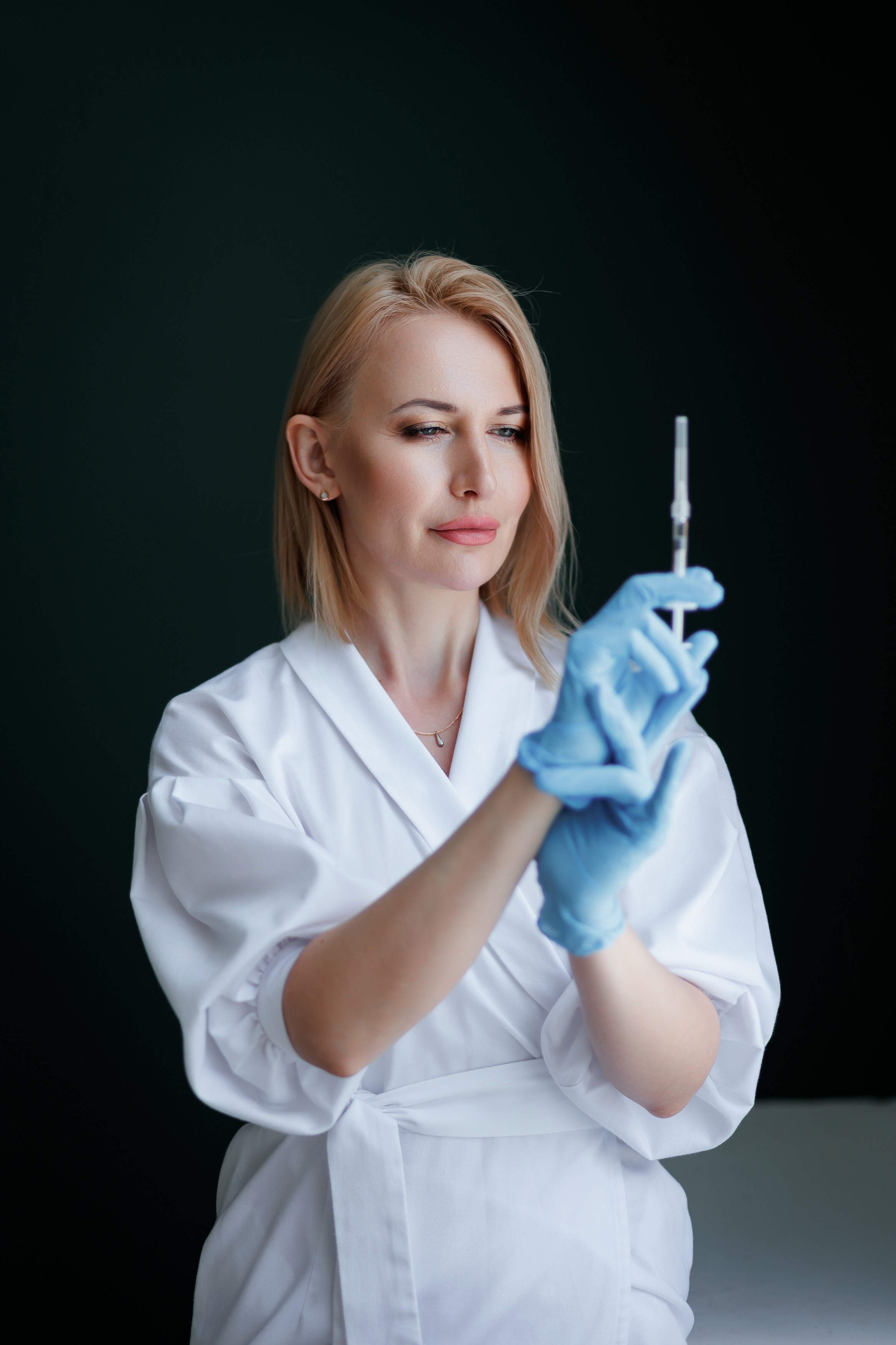 женщина держит шприц для инъекций