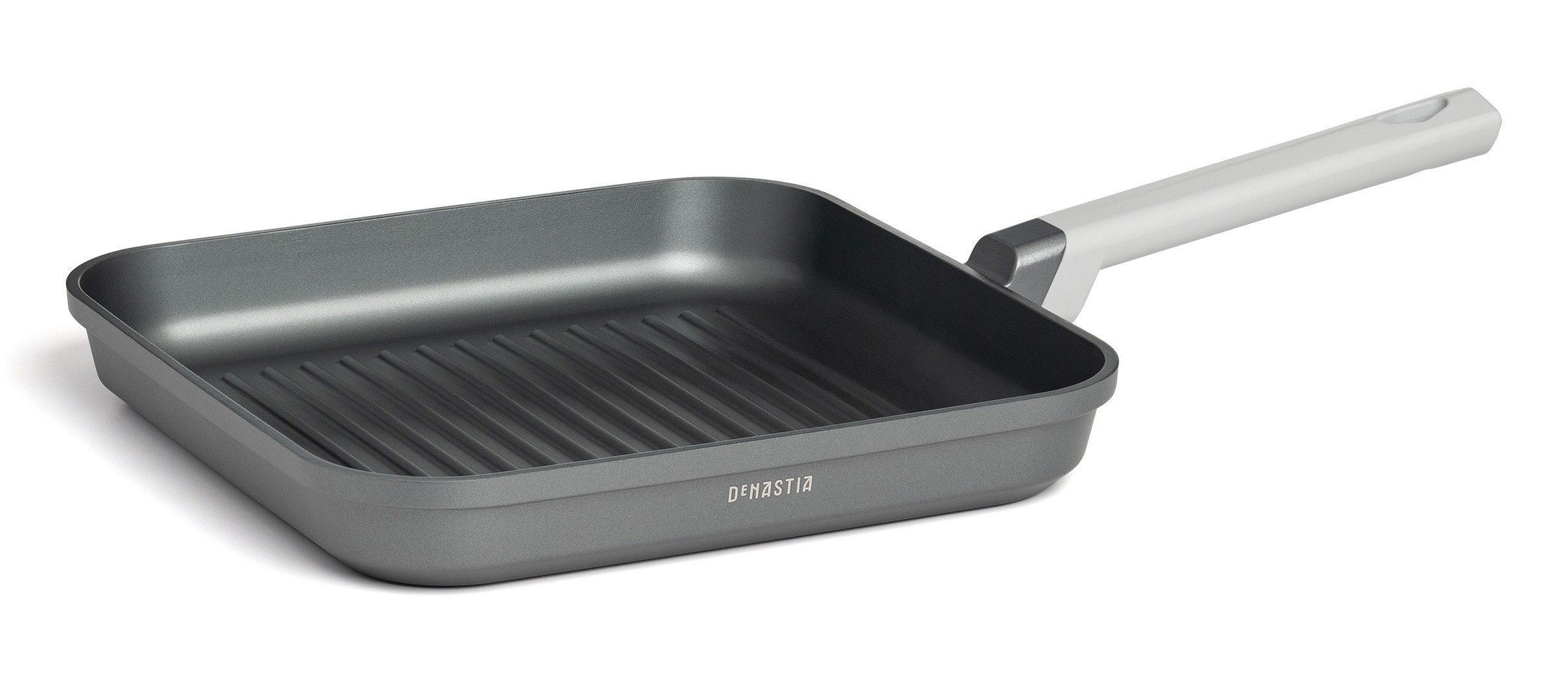 Сковородка с покрытием гриль на белом фоне | Фото для интернет-магазина