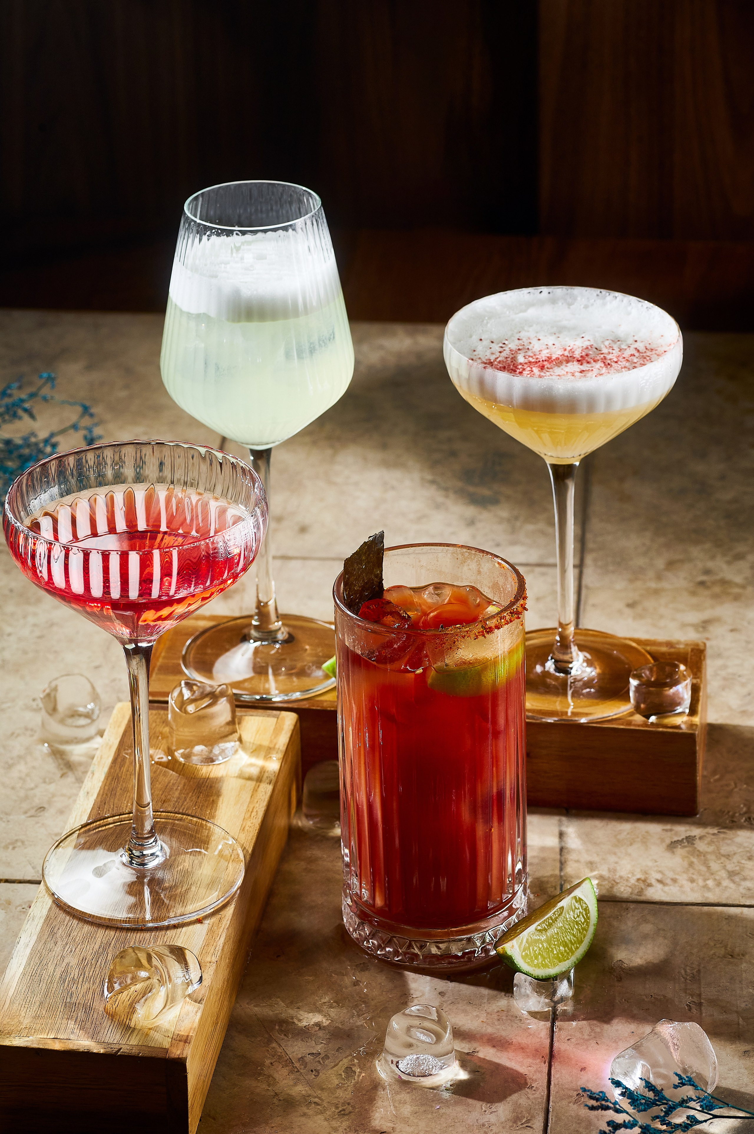 Правильная цветопередача с красивым светом на коктейлях в ресторане