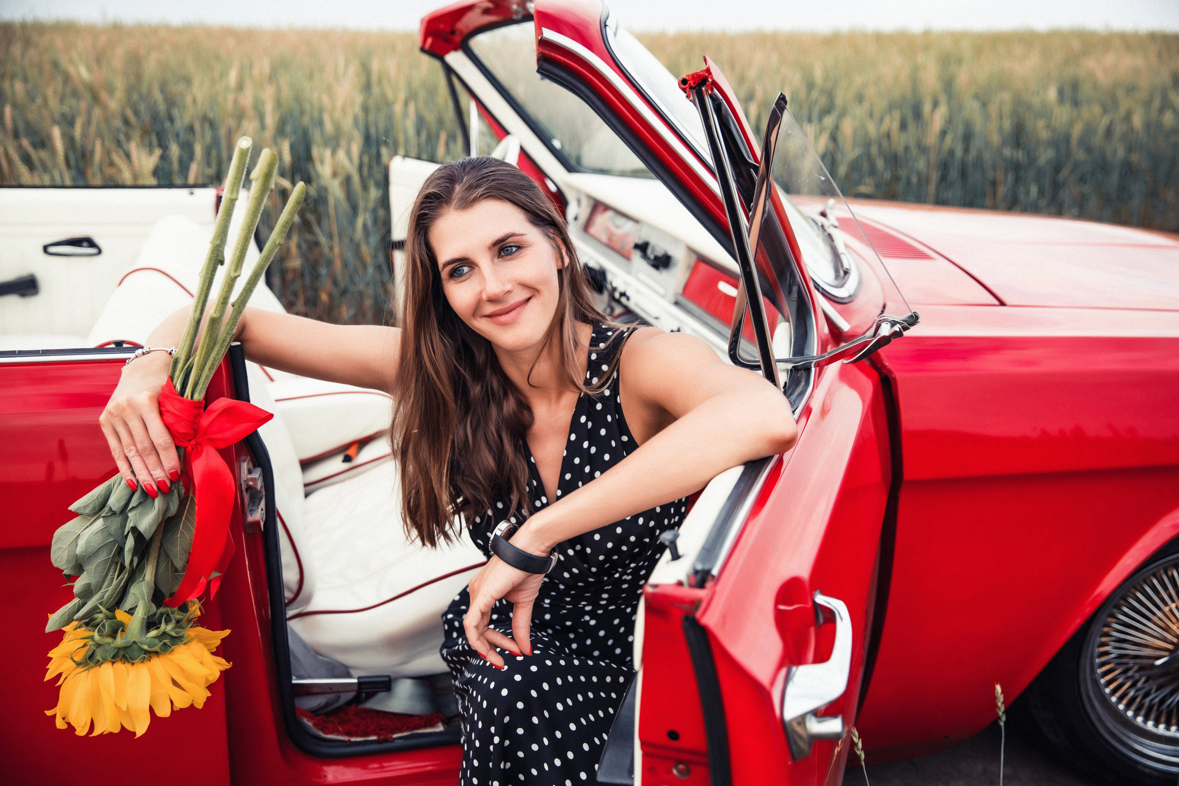 Field, cabriolet «Volga» and love. Главная