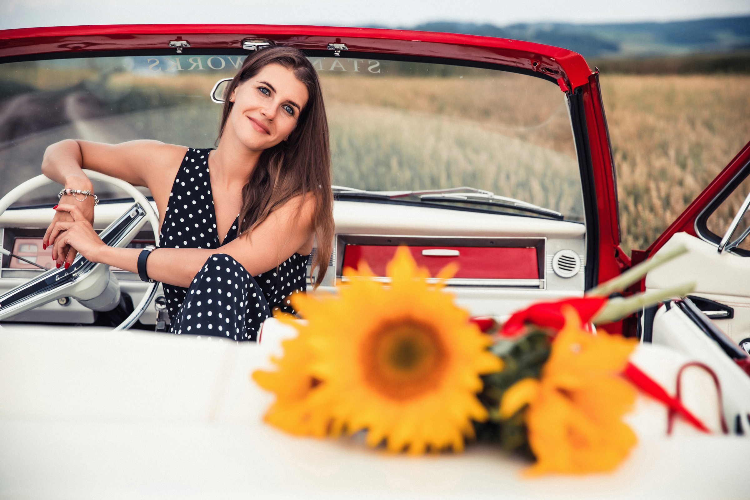 Field, cabriolet «Volga» and love. Главная