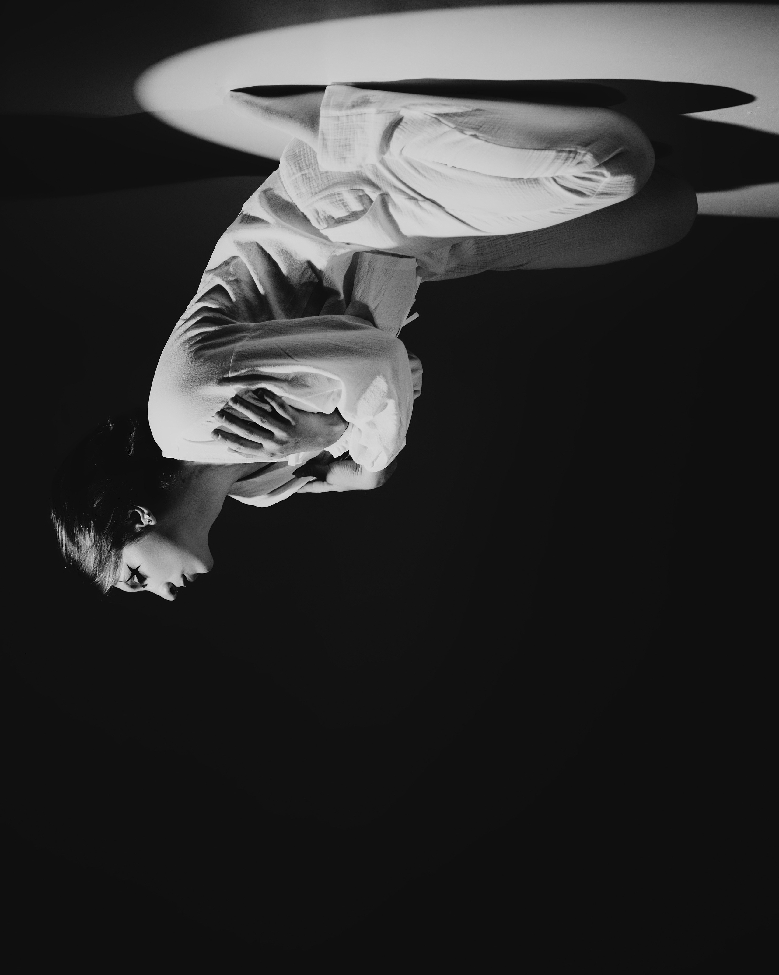 Фотограф Александра Овечкина (Пенза): абстрактная композиция с перевернутым силуэтом модели в круге света.