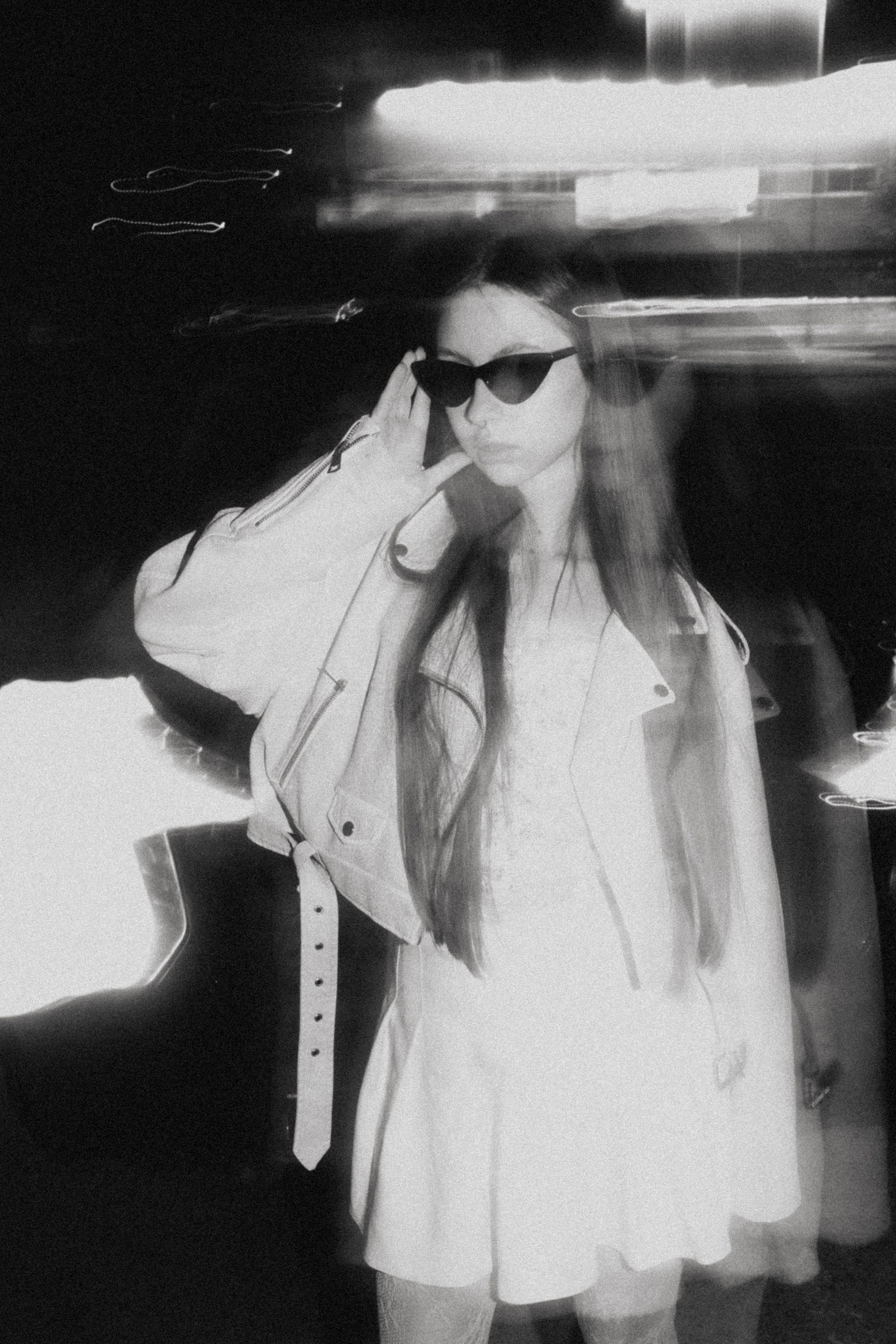 Смазанный в движении черно-белый портрет девушки в очках ночью в Пензе. Уличная эстетика, фотограф Александра Овечкина