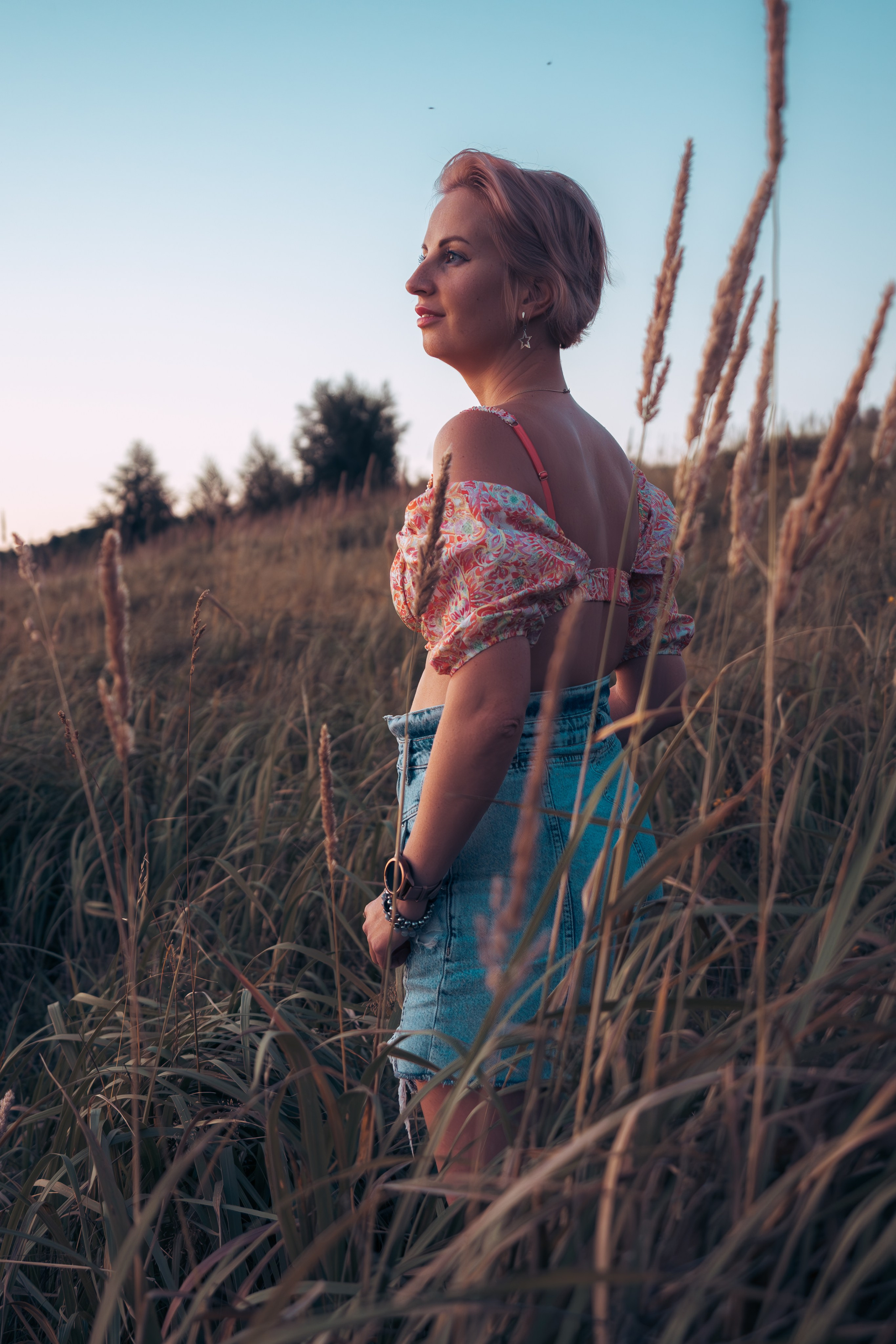 Фотография, сделанная во время профессиональной фотосессии. На ней изображена модель или группа людей в студии или на открытом воздухе. В кадре присутствуют студийное освещение и реквизит.