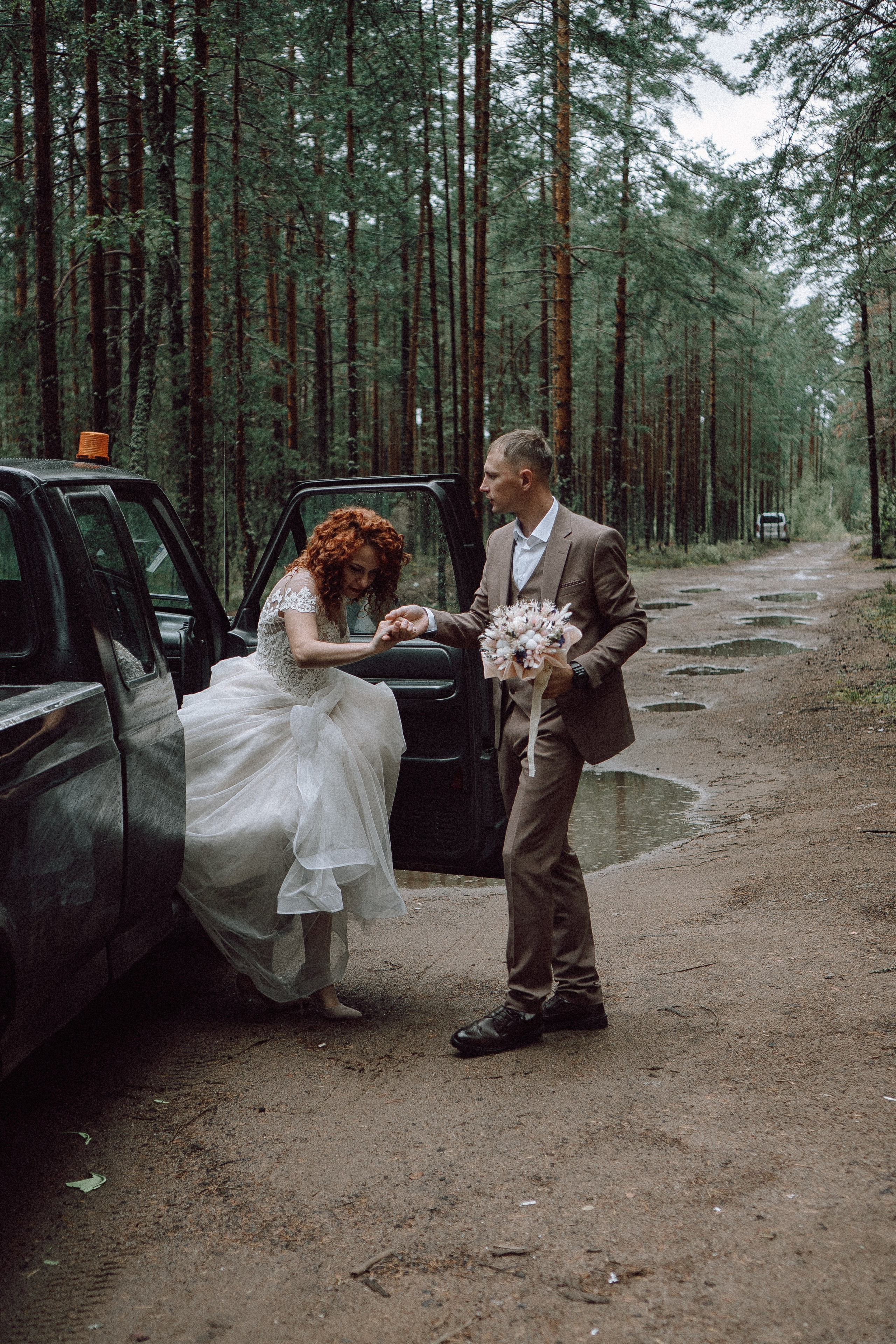 СВАДЕБНАЯ ФОТОСЕССИИЯ ПАРЫ В ГОРОДЕ ПРИОЗЕРСК В СОСНОВОМ ЛЕСУ И С ПИКАПОМ. Профессиональный фотограф, Санкт-Петербург — Виктория Богомолова