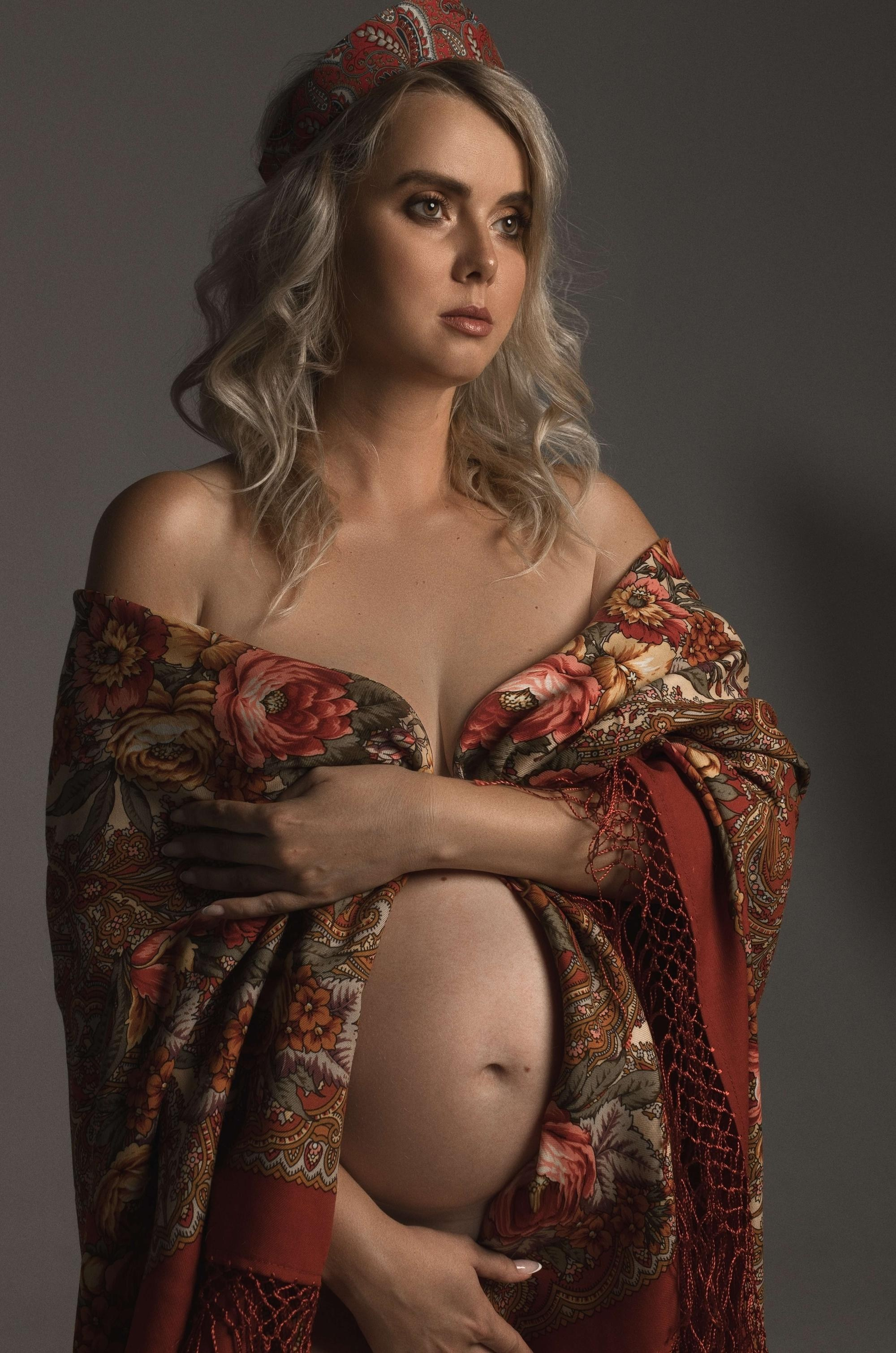 стильная фотосессия беременности в фотостудии, фотосъемка беременных в Тамбове, фотограф беременных, фотографии красивой беременности, фотосессия беременной в красивом платье, гардероб для фотосъемки беременности, фотосъемка беременности в кокошнике и в русско-народном стиле