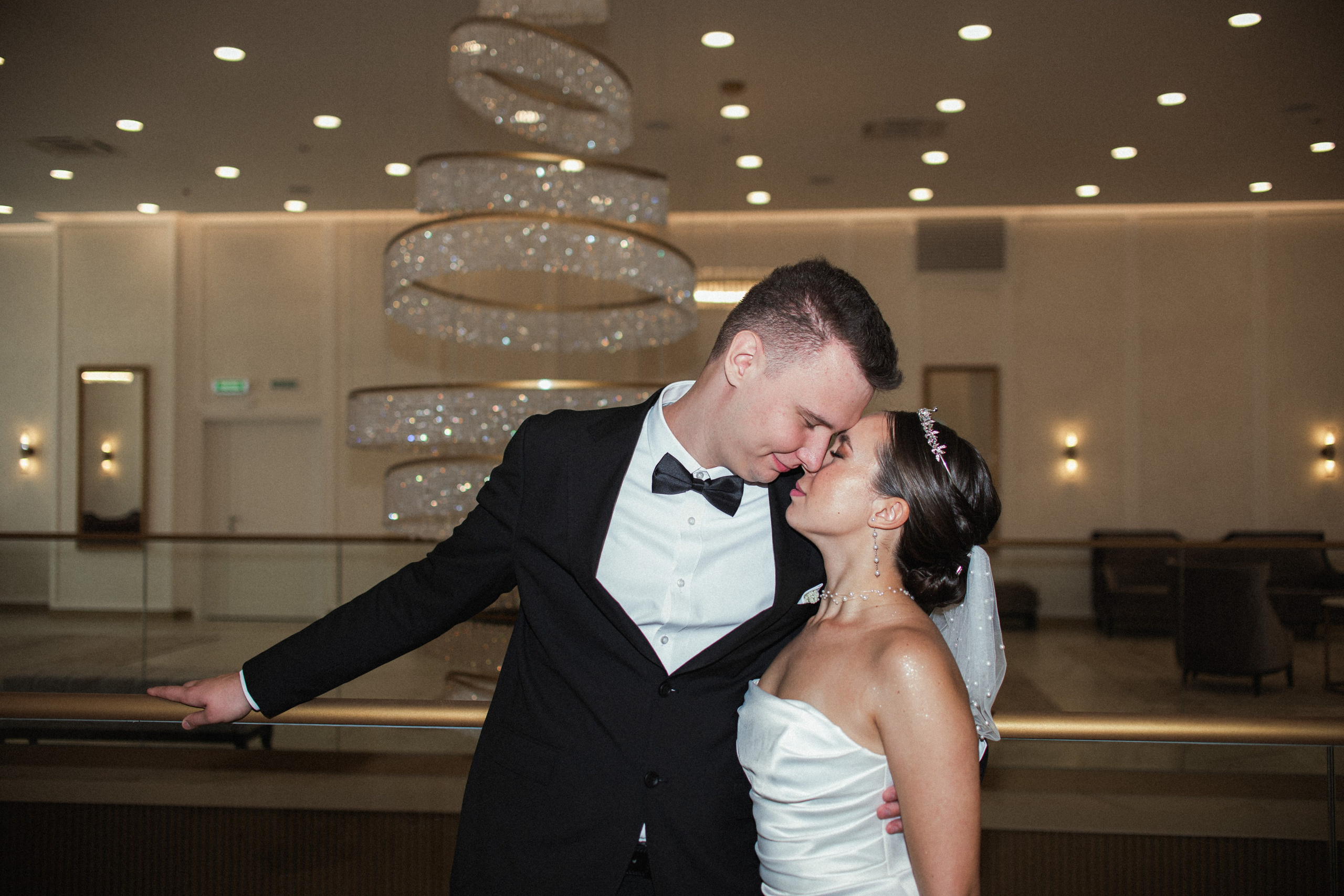 Крупный план молодожёнов перед регистрацией