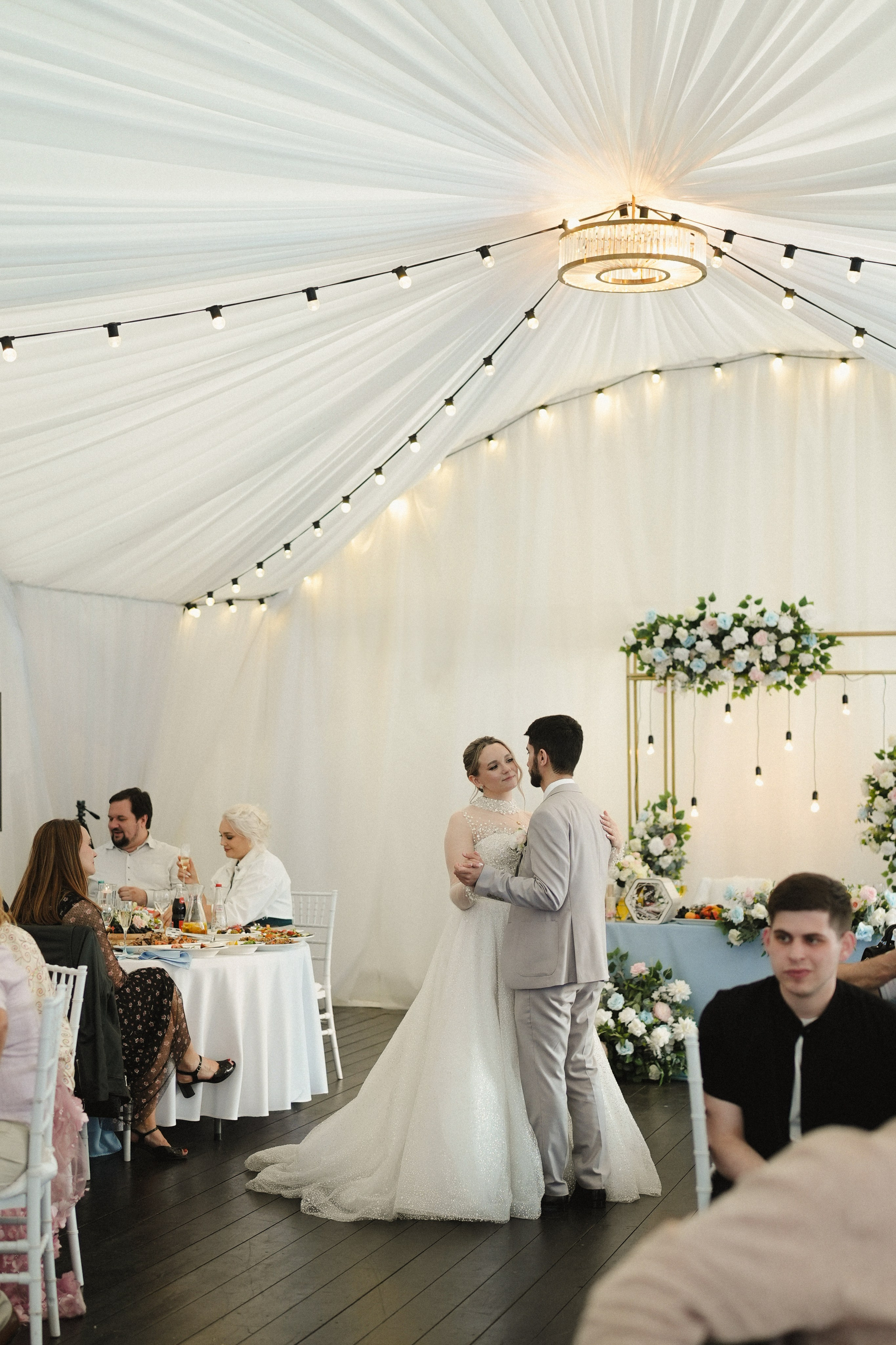 Сборы жениха и невесты, бракосочетание в Савеловском загсе, выездная церемония