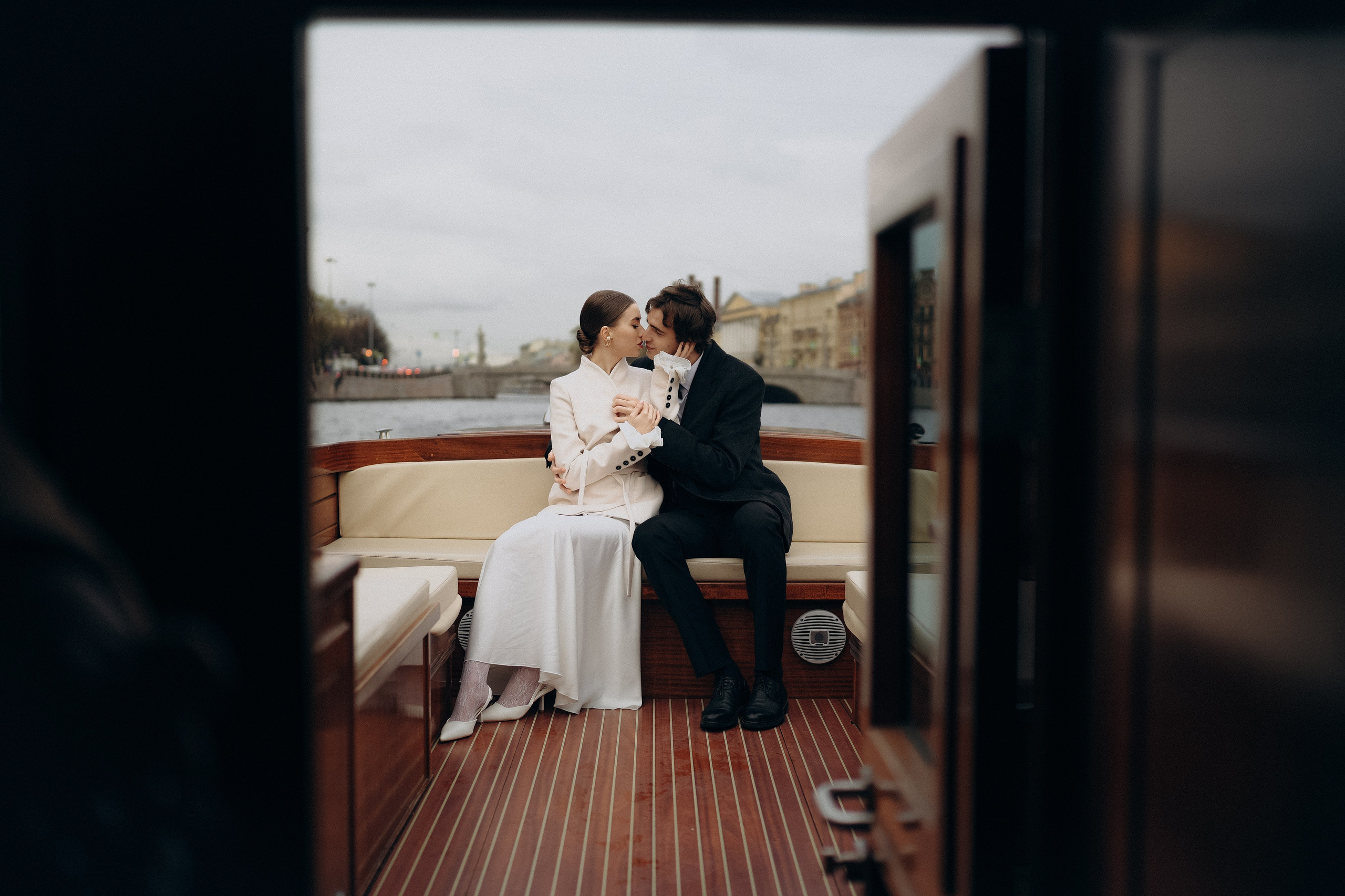 Свадебная фотосессия на катере в Питере