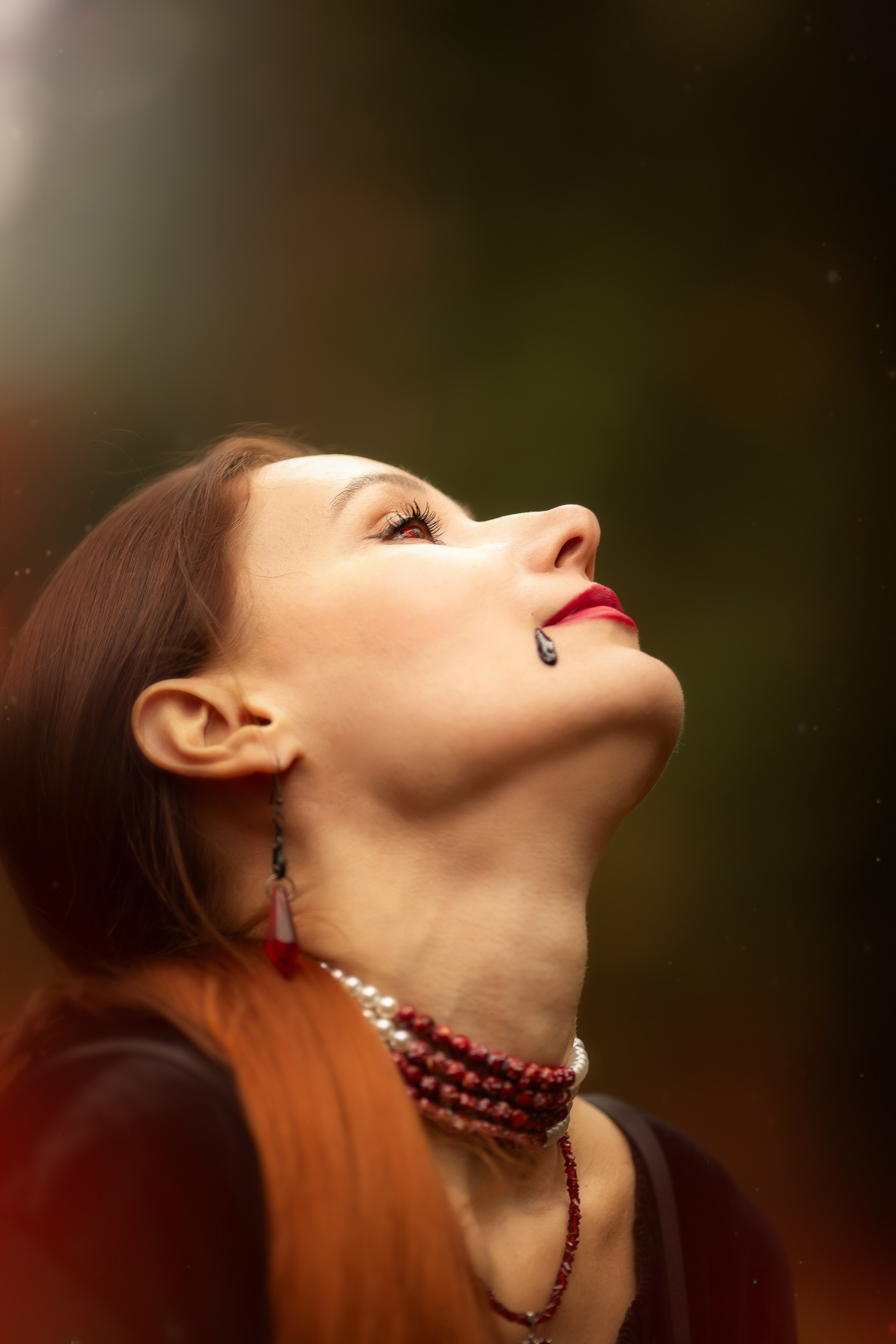 Фотопроект «Вампиры» — тёмная эстетика, осень и красный свет. Фотограф Анна Грошикова — авторская съёмка на рассвете и закате в Москве, Мытищах, Солнечногорске и Московской области