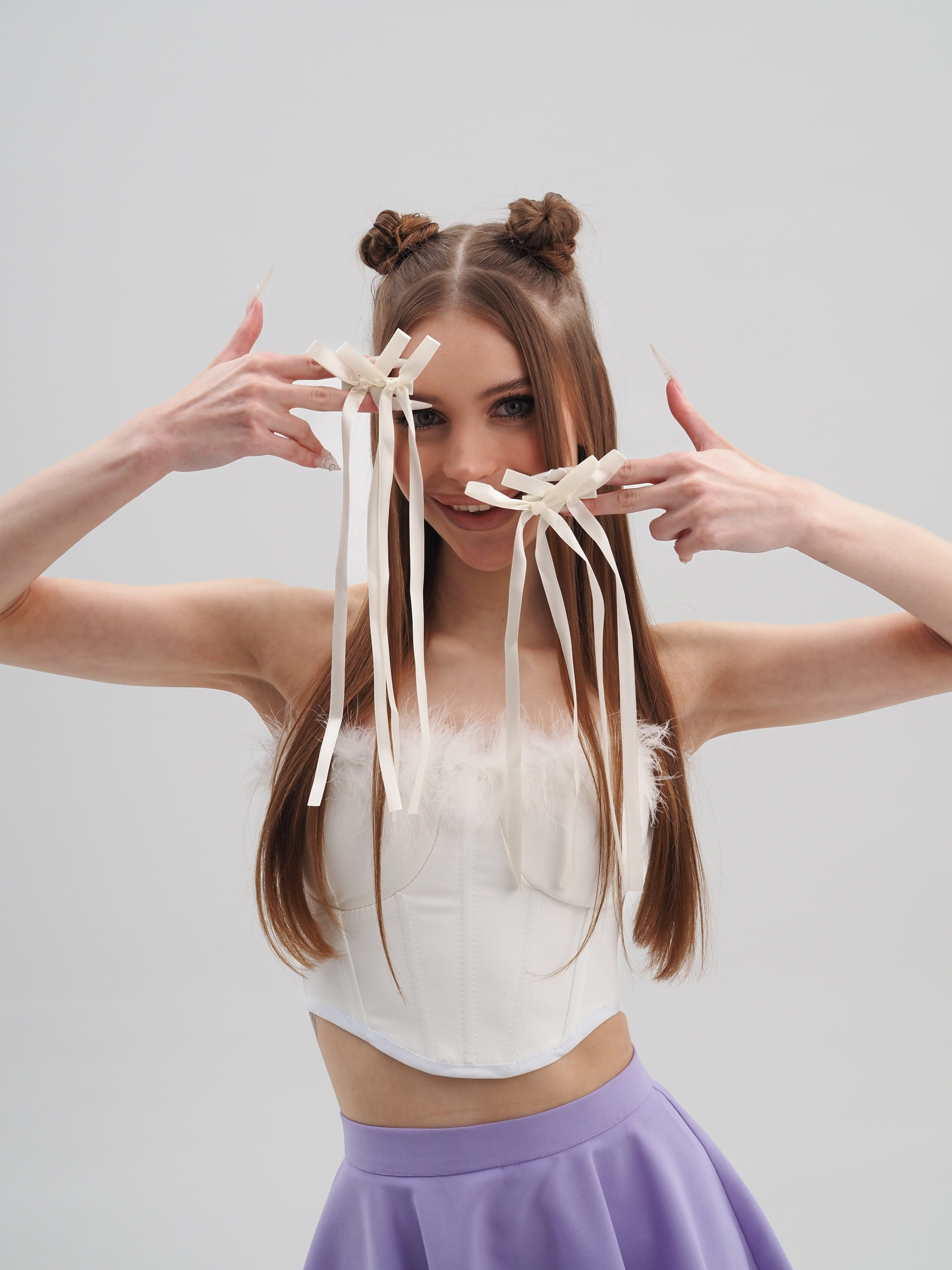 Предметная съемка деталей аксессуара на модели с мягким светом.