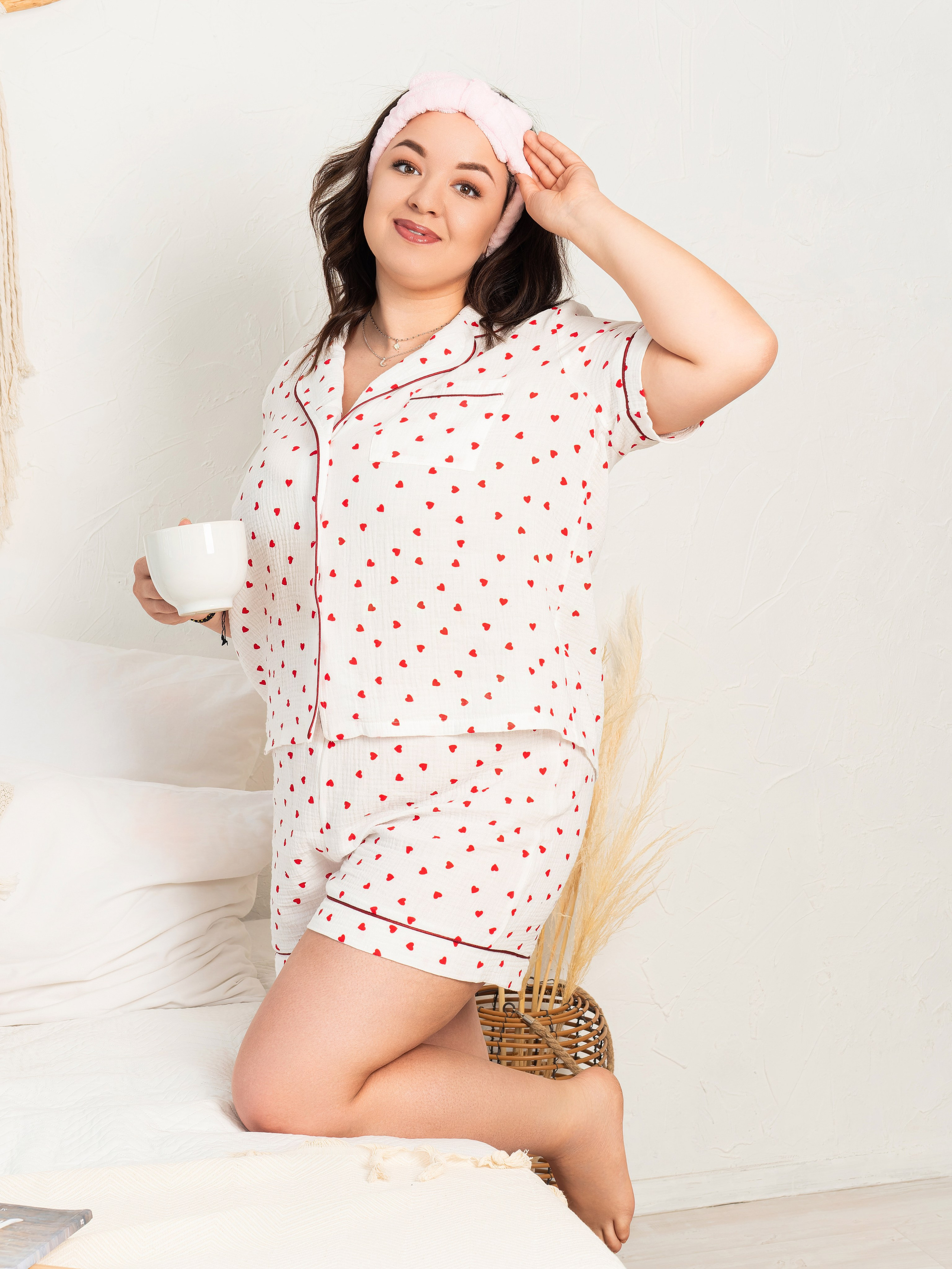 Чистая студийная съемка с моделью для интернет-продаж.