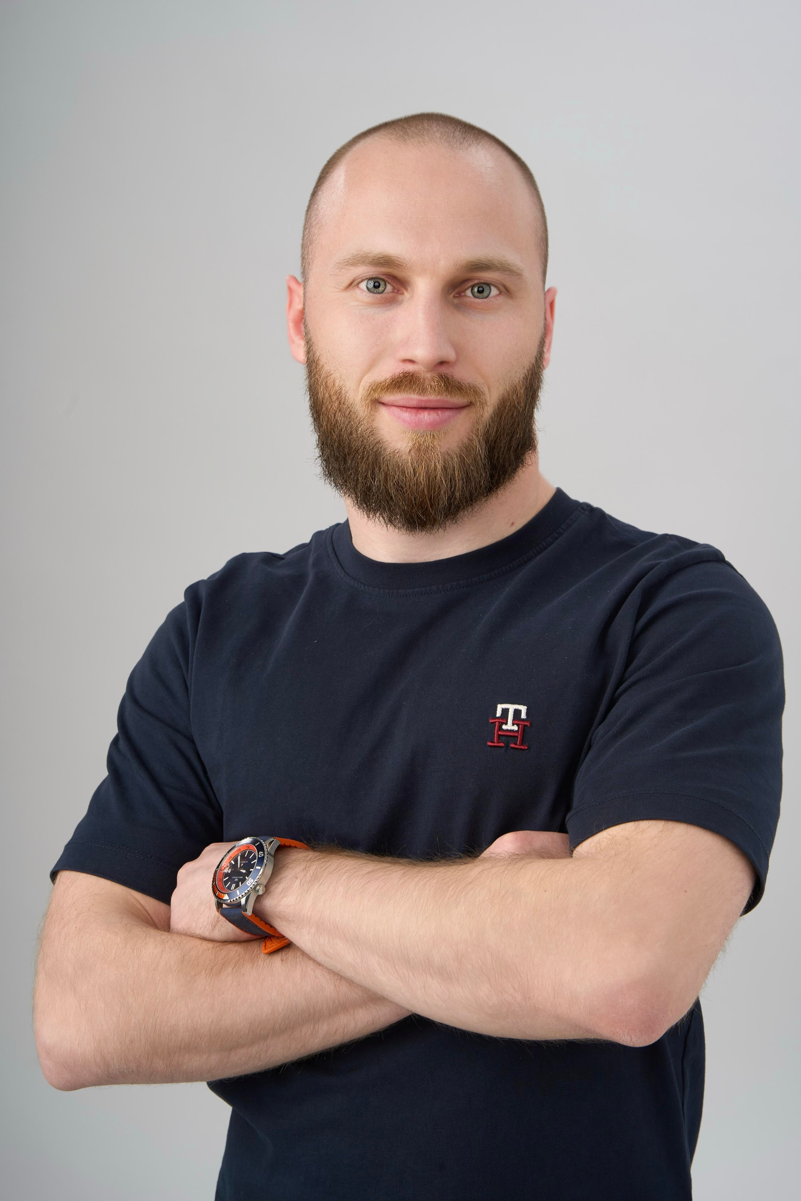 "Профессиональный портрет мужчины в студии""Женский портрет с естественным освещением""Крупный план портрета улыбающейся женщины""Портретная съемка в студии для делового портфолио"Для съемки сотрудников компании:"Группа сотрудников компании на корпоративной фотосессии""Портреты сотрудников офиса для корпоративного сайта""Фотосъемка команды компании в рабочей обстановке""Деловой портрет сотрудника для бизнес-профиля"