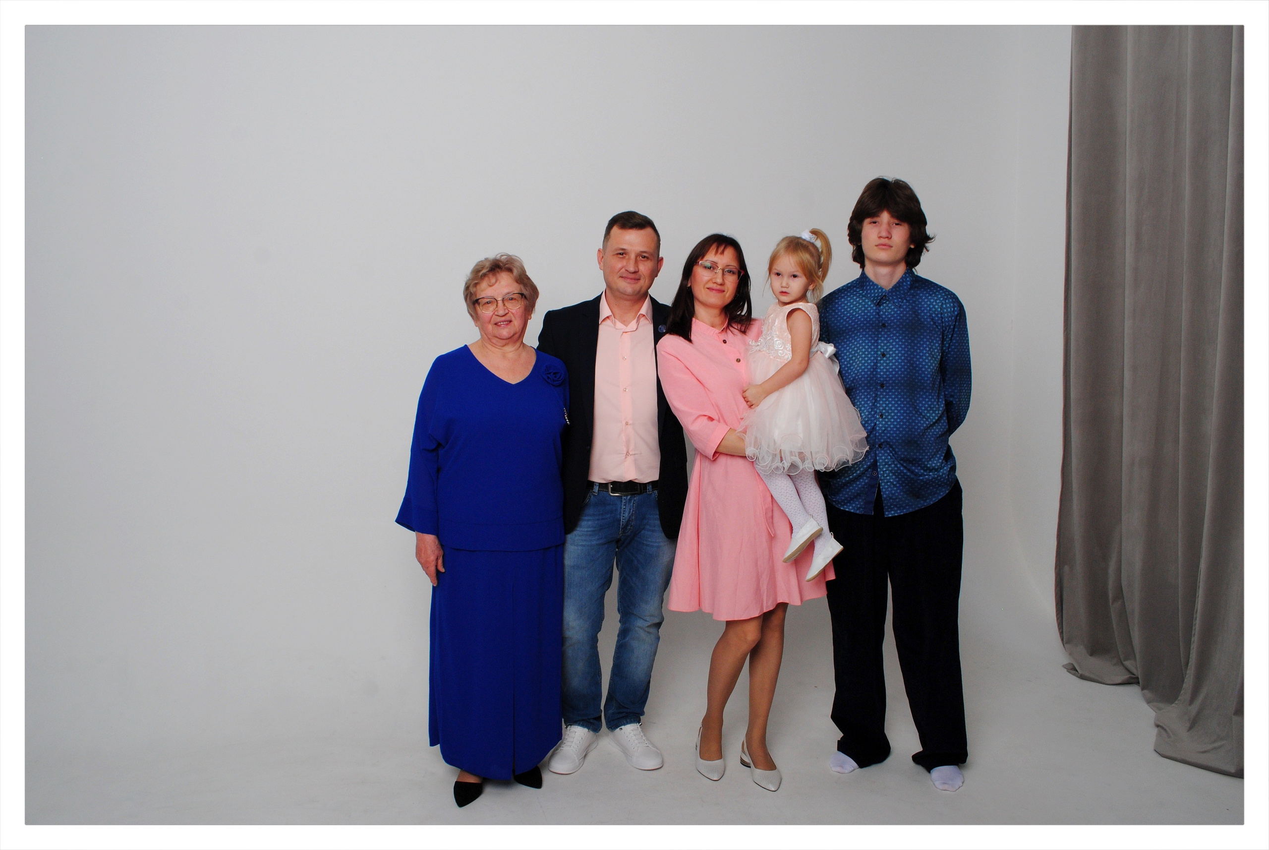 Лилия и семья. Фотограф Мария Мусаелян