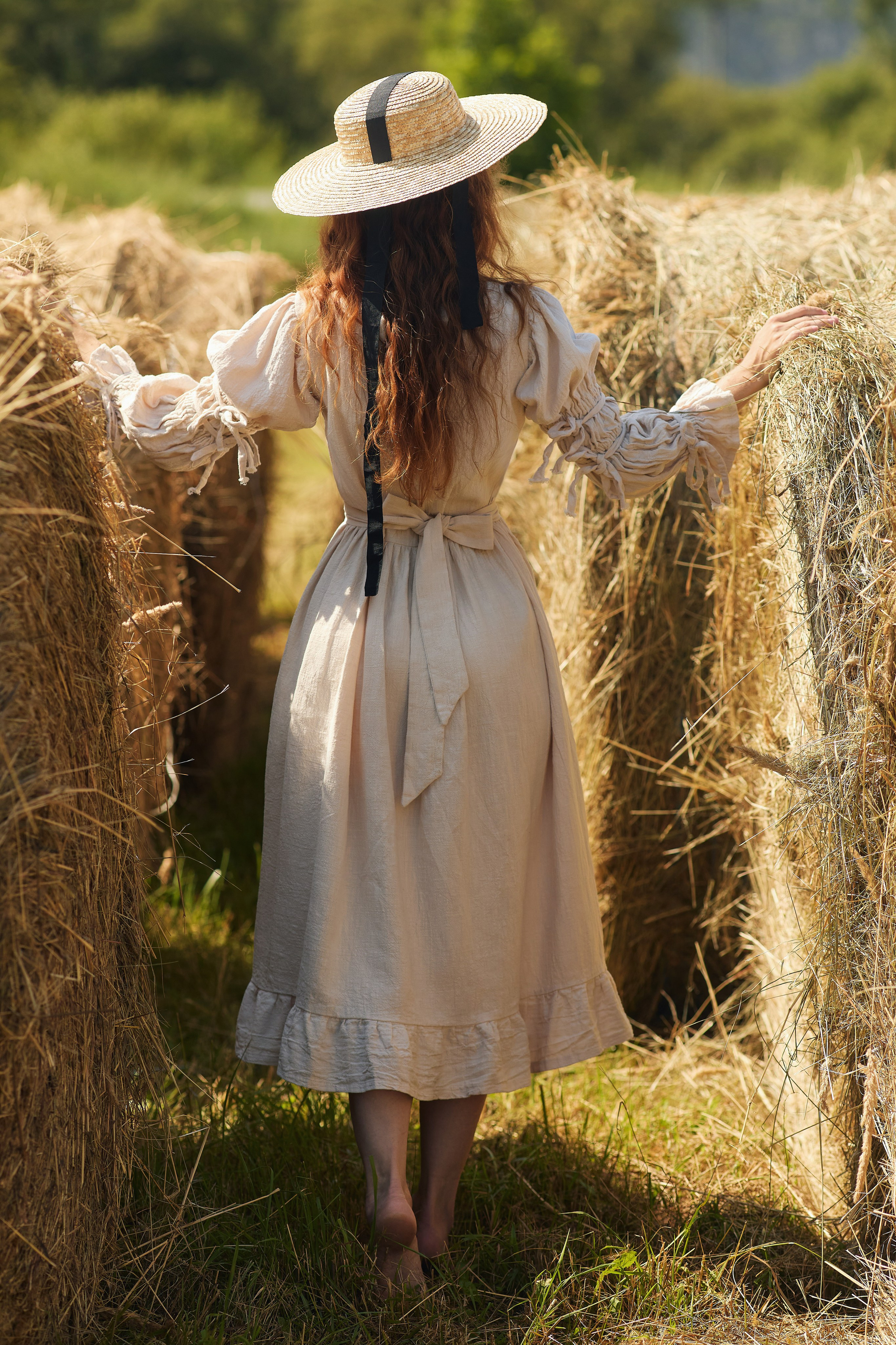 Фэнтези фотосессия в платье на фоне стогов сена