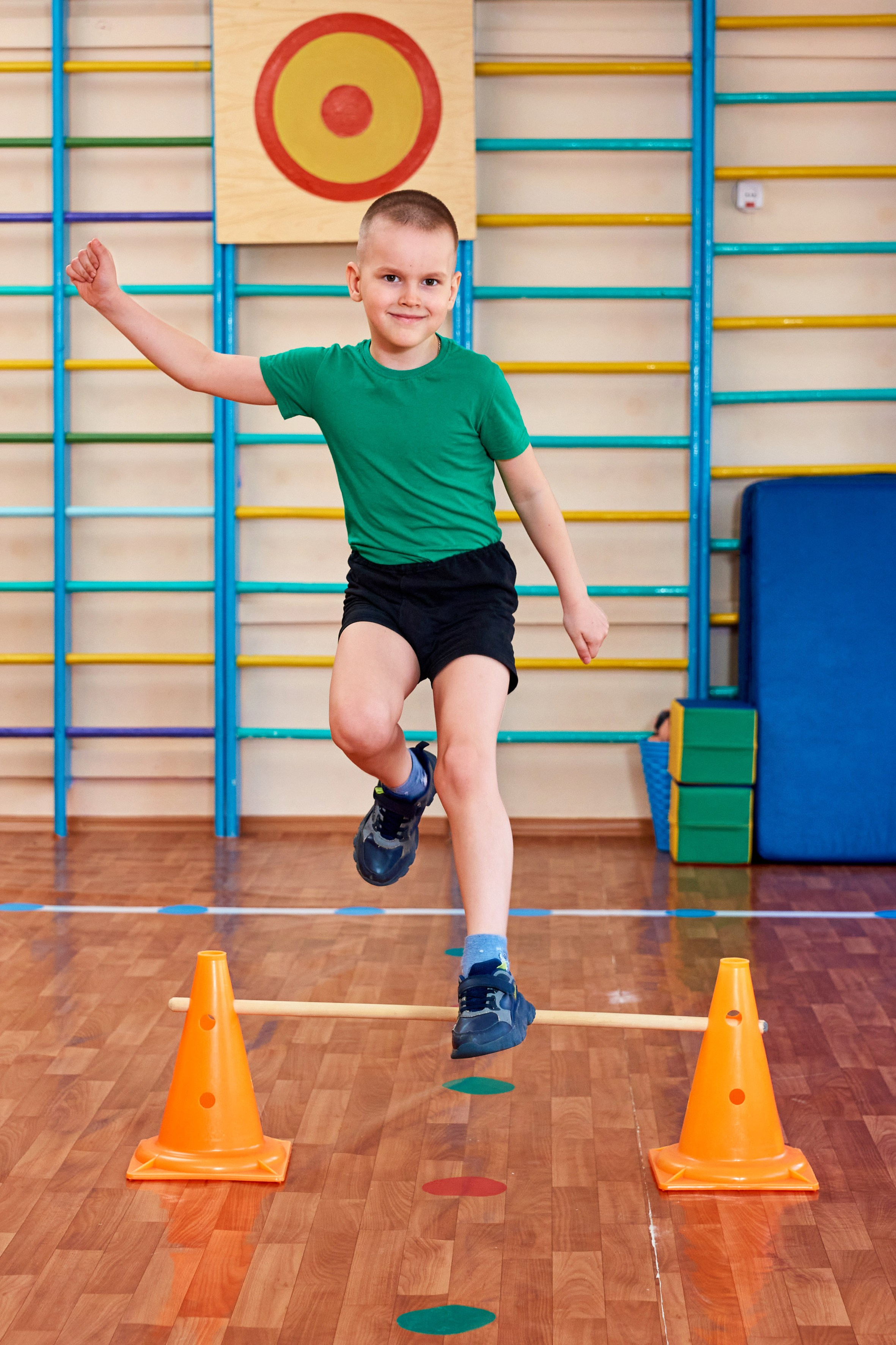 Занятие в спортзале. Childrenfoto.ru