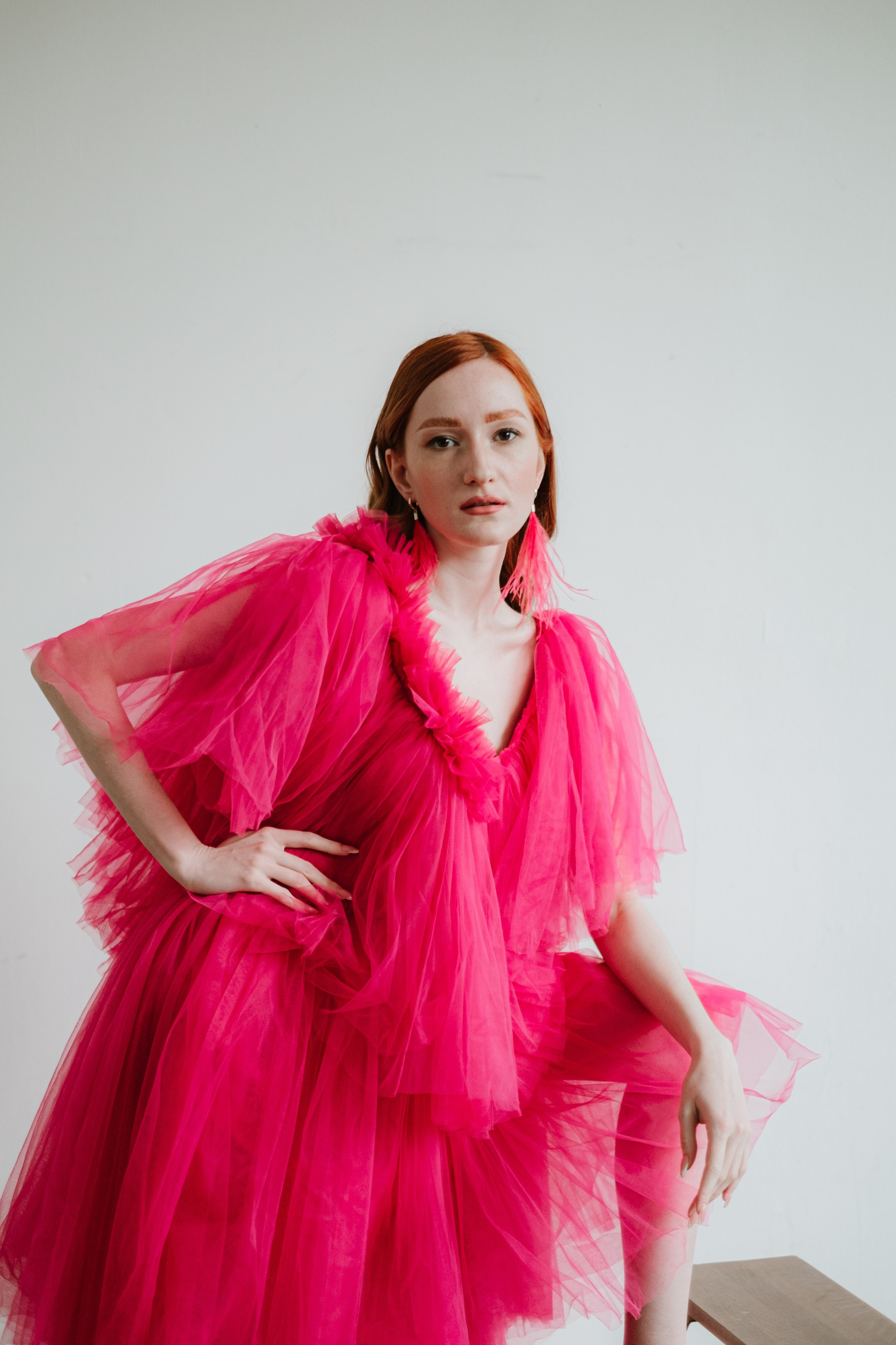 Студийная фотосессия в Москве, с красивым платьем цвета фуксии