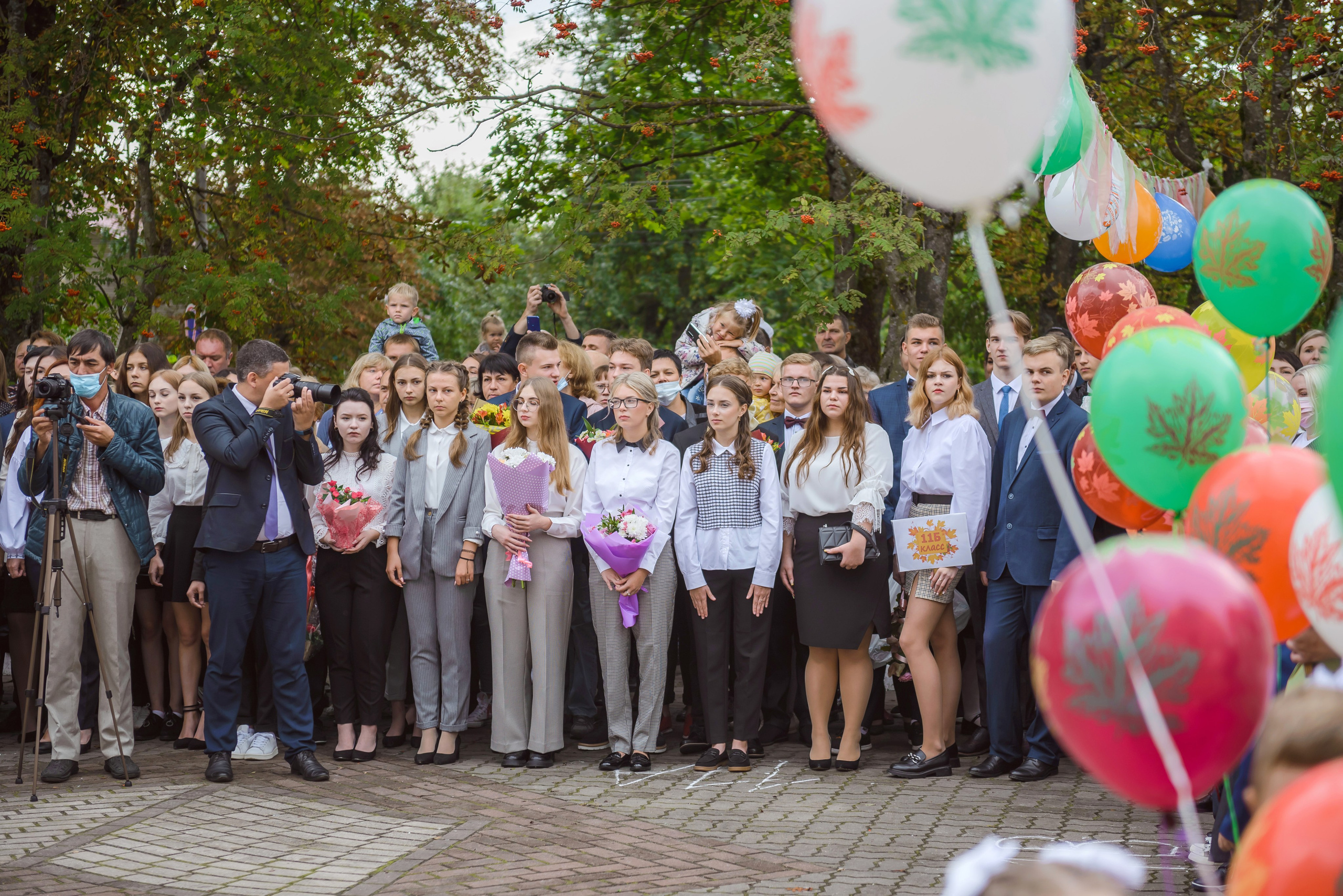 Линейка 11-е классы 2023. Фотограф Галина Лисанова, г. Брянск