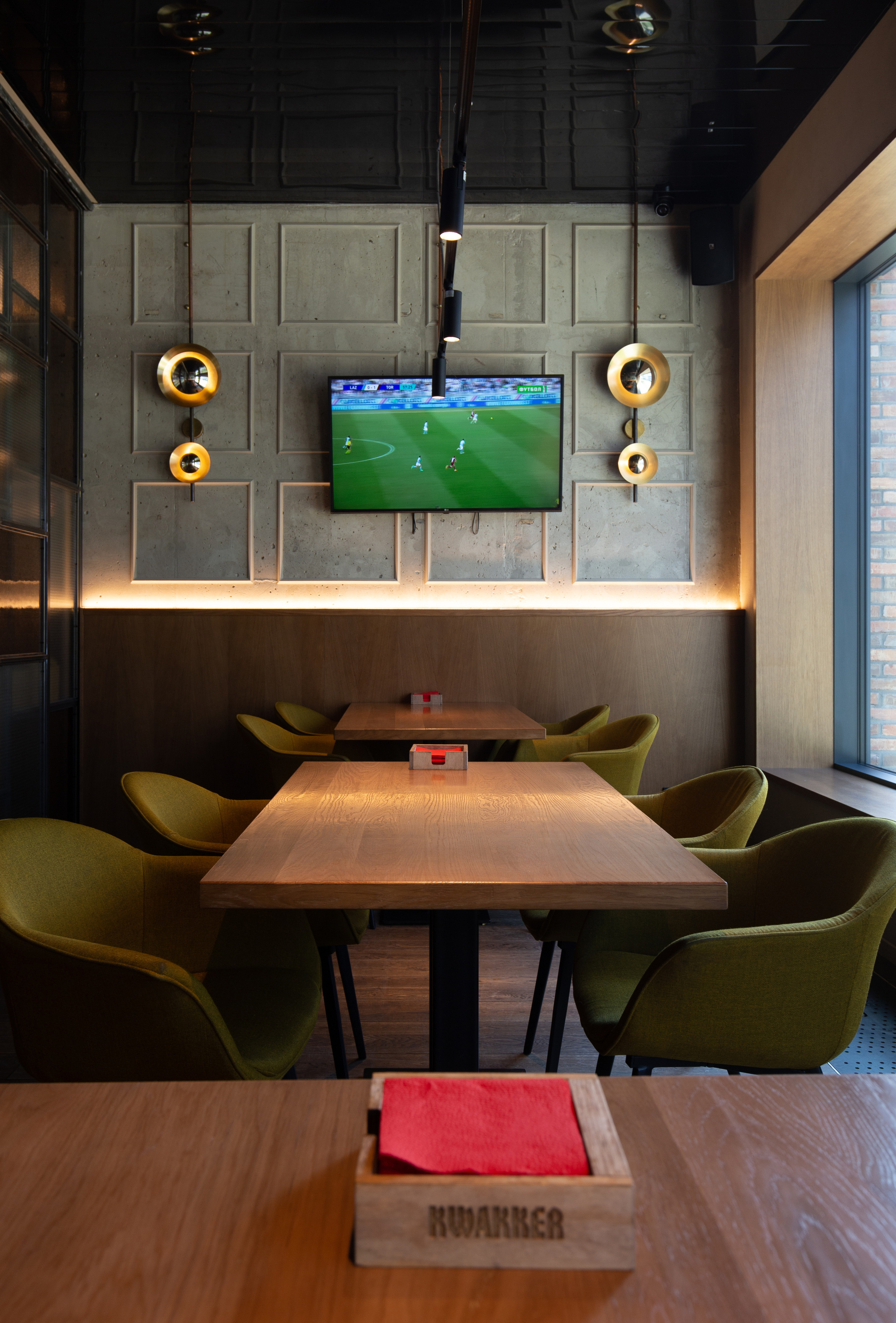 Ресторан Kwakker: пиво, еда, вино. Полина Носкова интерьерный фотограф