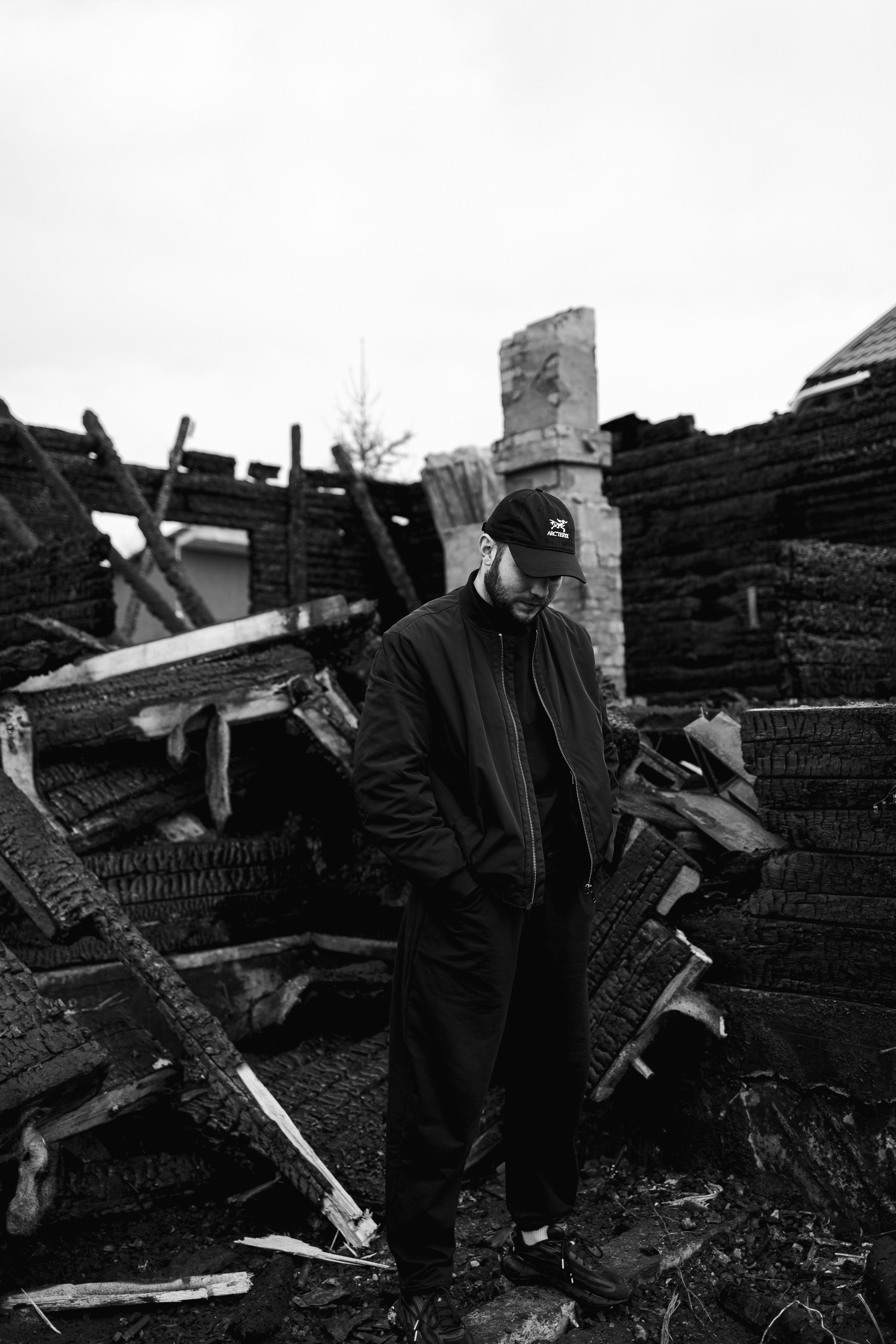 Илья за 1 час до сноса дома, который сгорел у нас в 2023. Семейный фотограф Надежда Каримова | Иркутск Байкал Аршан