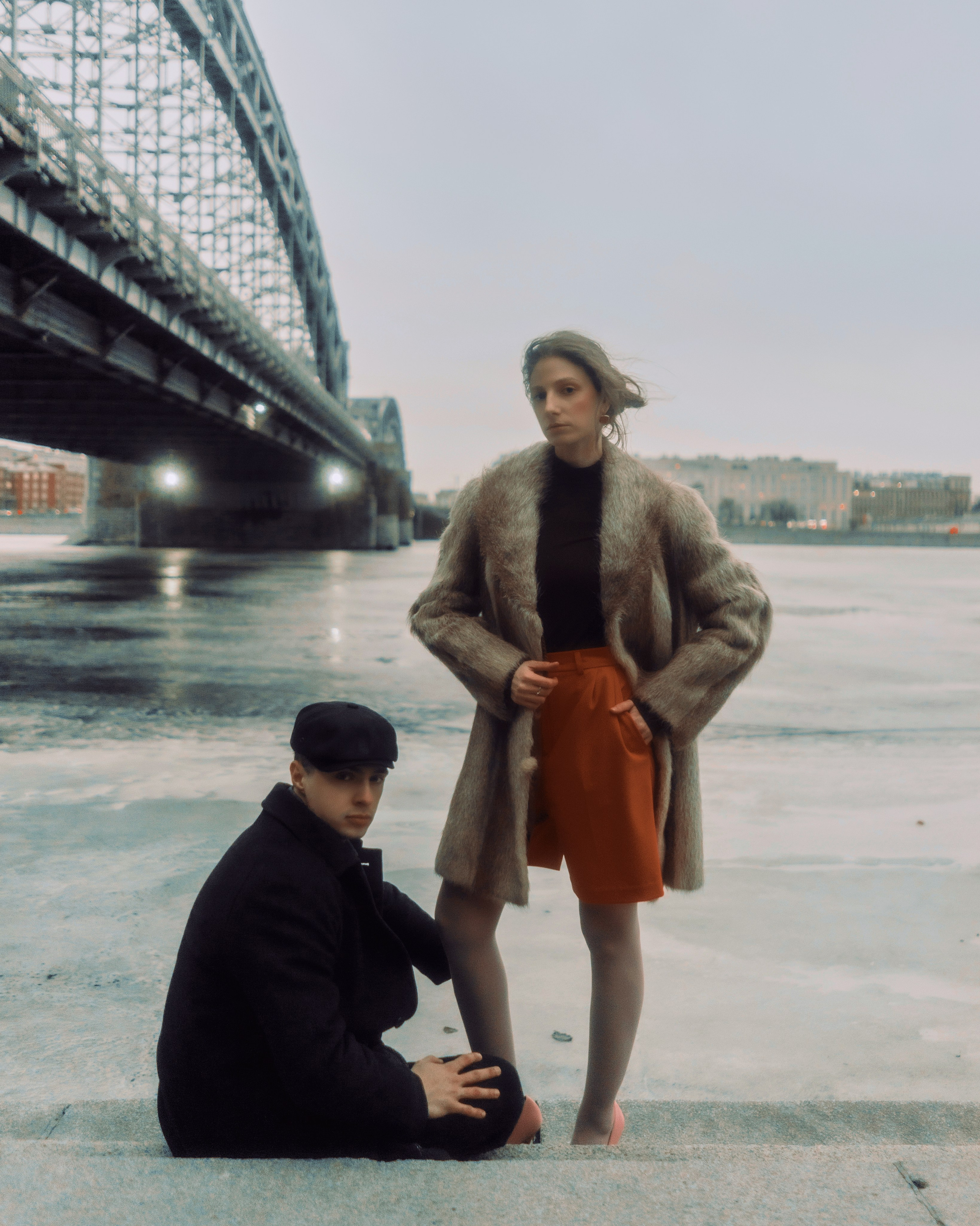 Фотосессия пары у реки в Санкт-Петербурге, авторская love story съемка под Большеохтинским мостом с атмосферой северного города и искусства