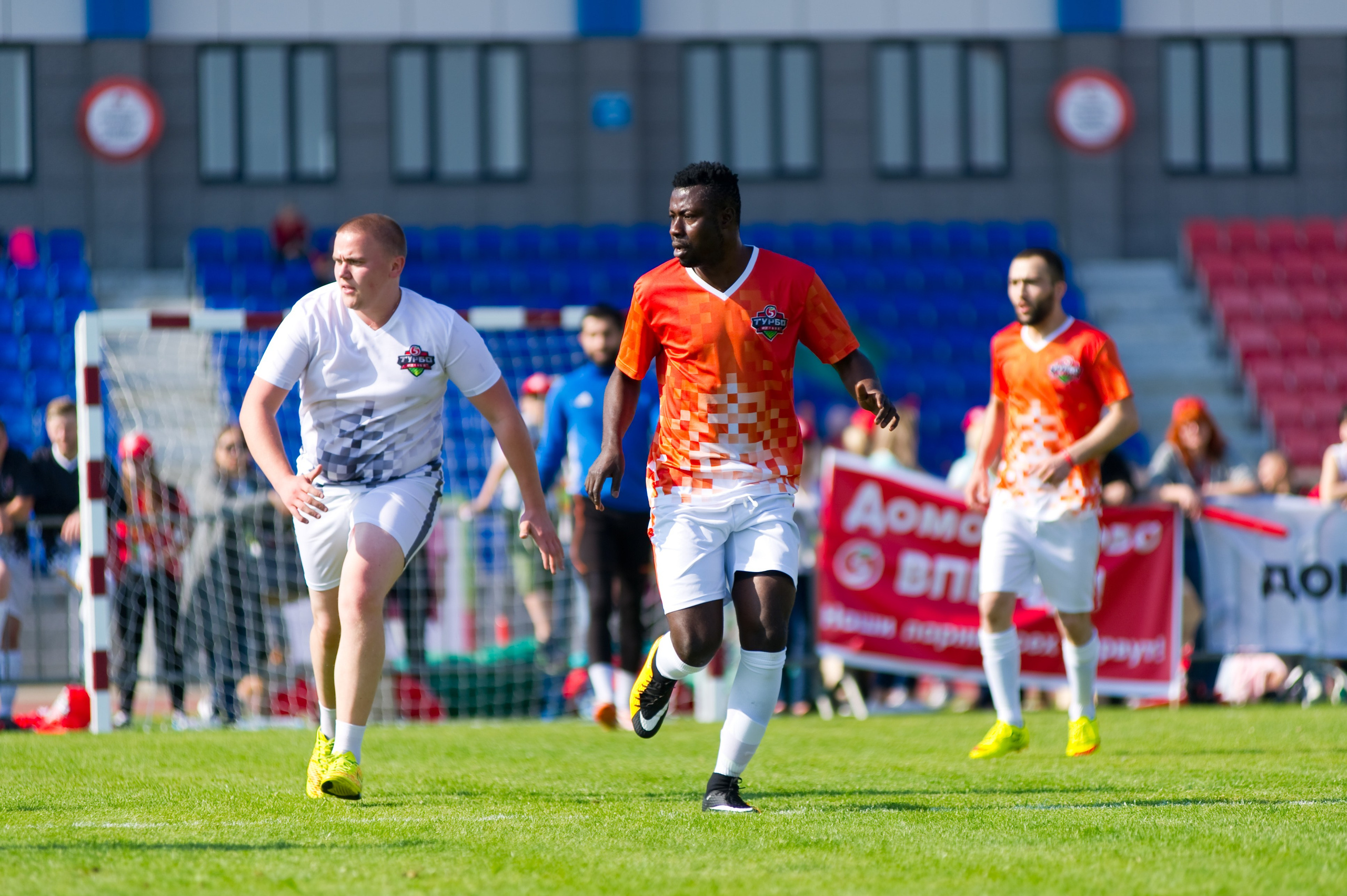 Турбофутбол (корпоративное соревнование «Пятерочки»). Репортажный фотограф и видеограф Слава Думчев. Тимбилдинги, отчетники, корпоративы