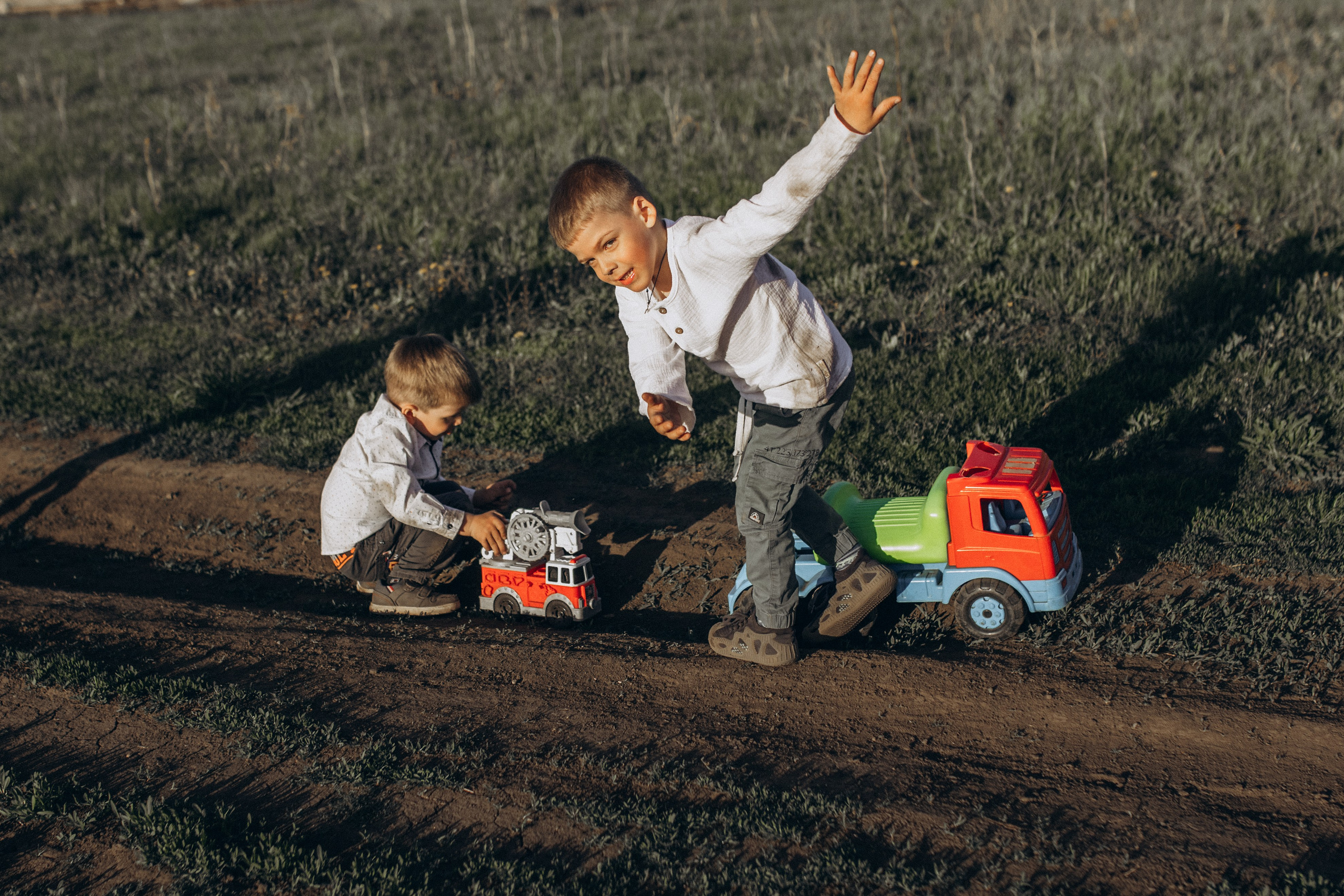 Саша, Миша, Вера и Вика летняя прогулочная съёмка. Семейный фотограф lifestyle в Новосибирске Елена Шпилевая