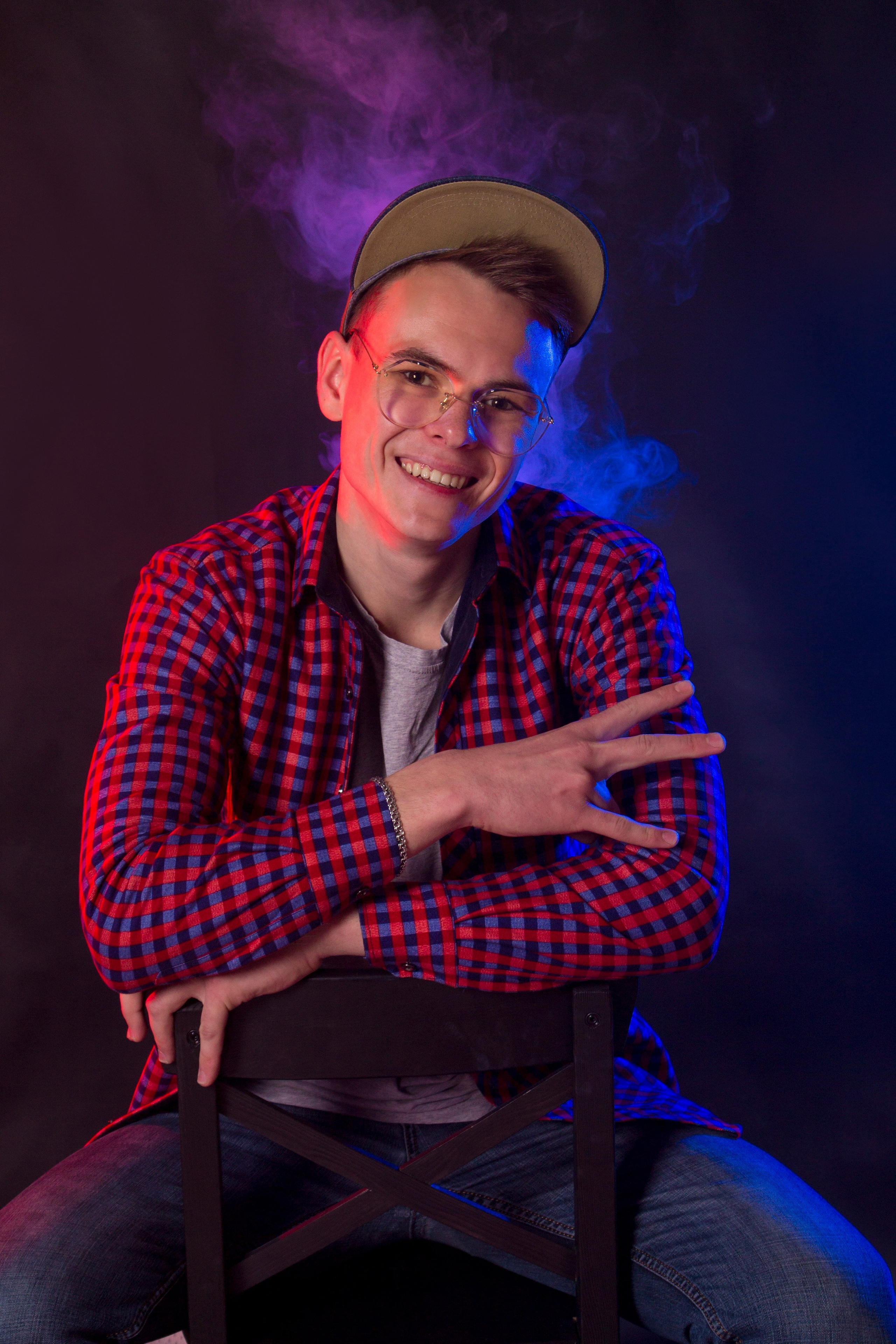 Мужской портрет и дым. Фотограф Наталья Матвеева