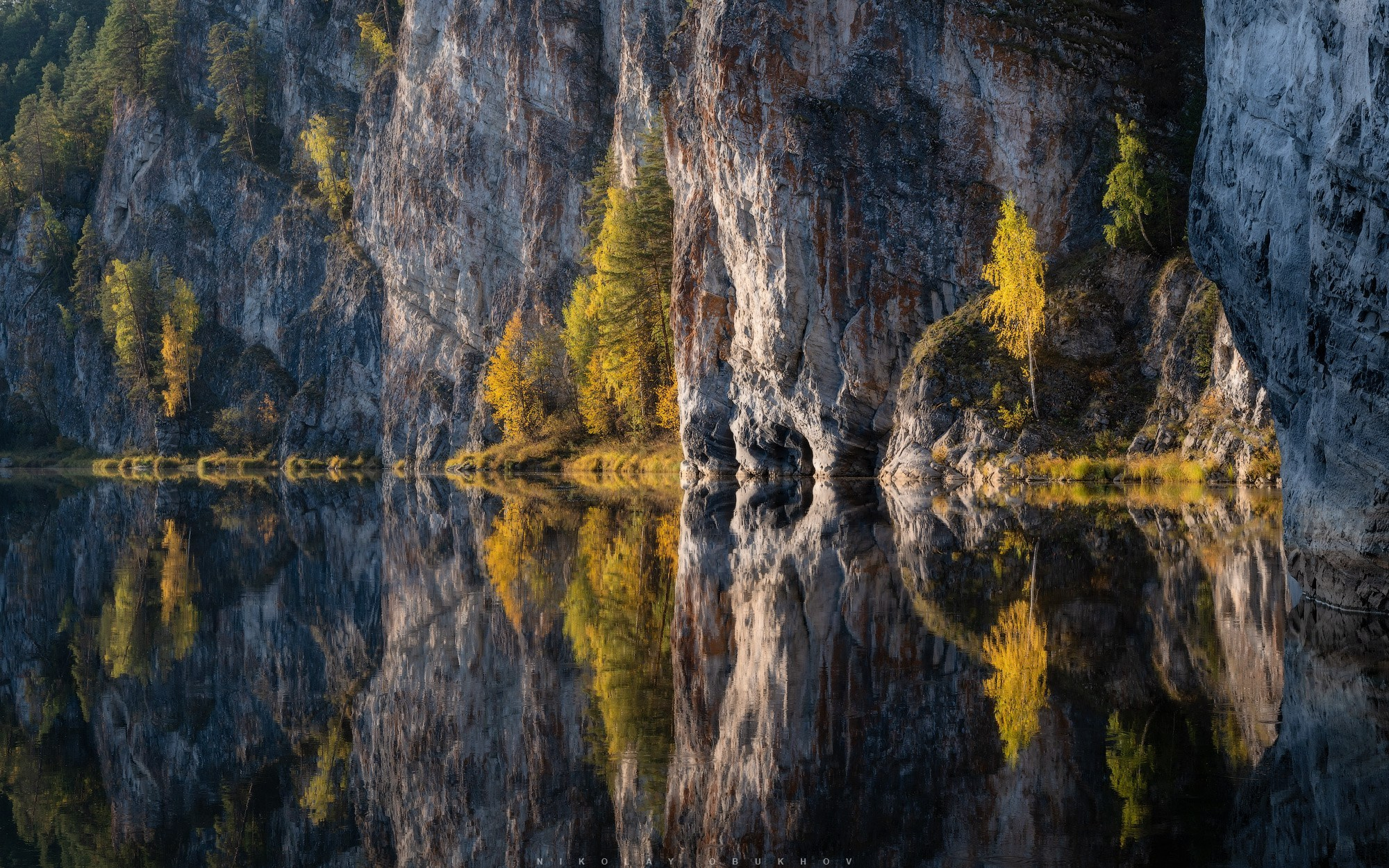 Осенние отражения на Камне Омутном