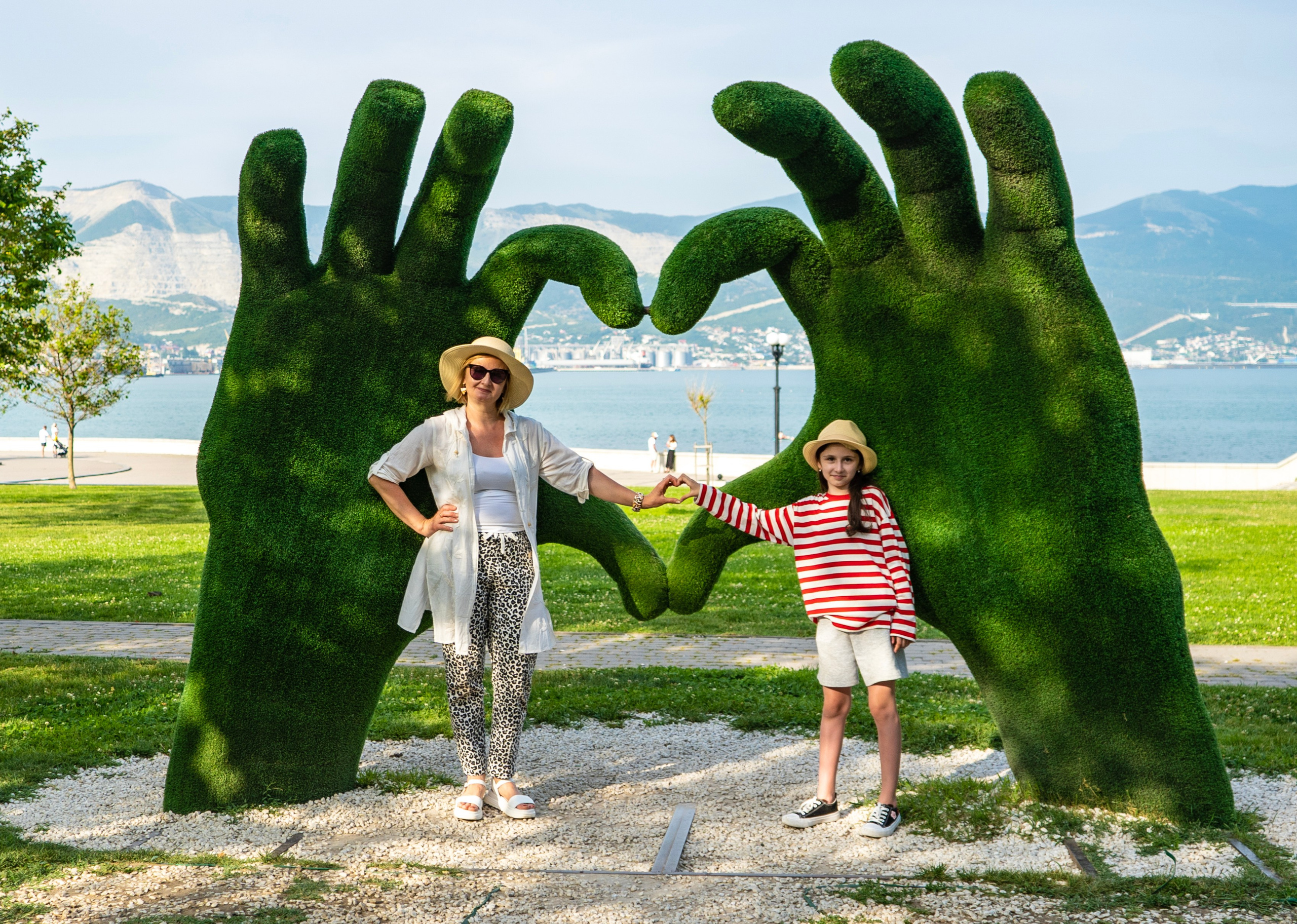 Съемка в центре Новороссийска. Семейный и детский фотограф Екатерина Черняева. Снимаю портреты, love story, фотопрогулки, работаю на улице, в кафе, студии, дома у клиента