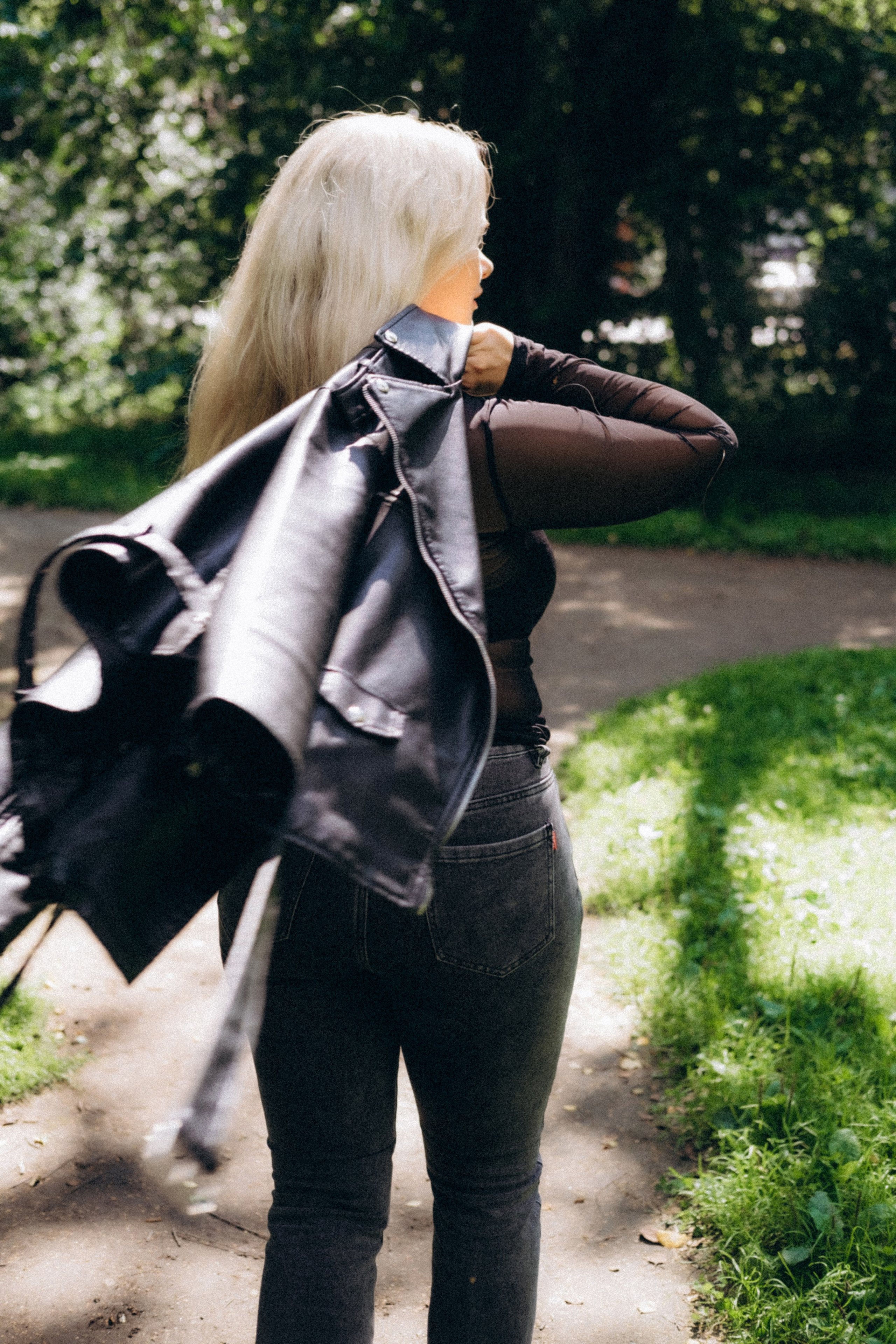 Фотосессия девушки в парке Екатеринбурга. Свадебный фотограф в Екатеринбурге — заказ профессиональной фотосесии, все виды фотосъемки