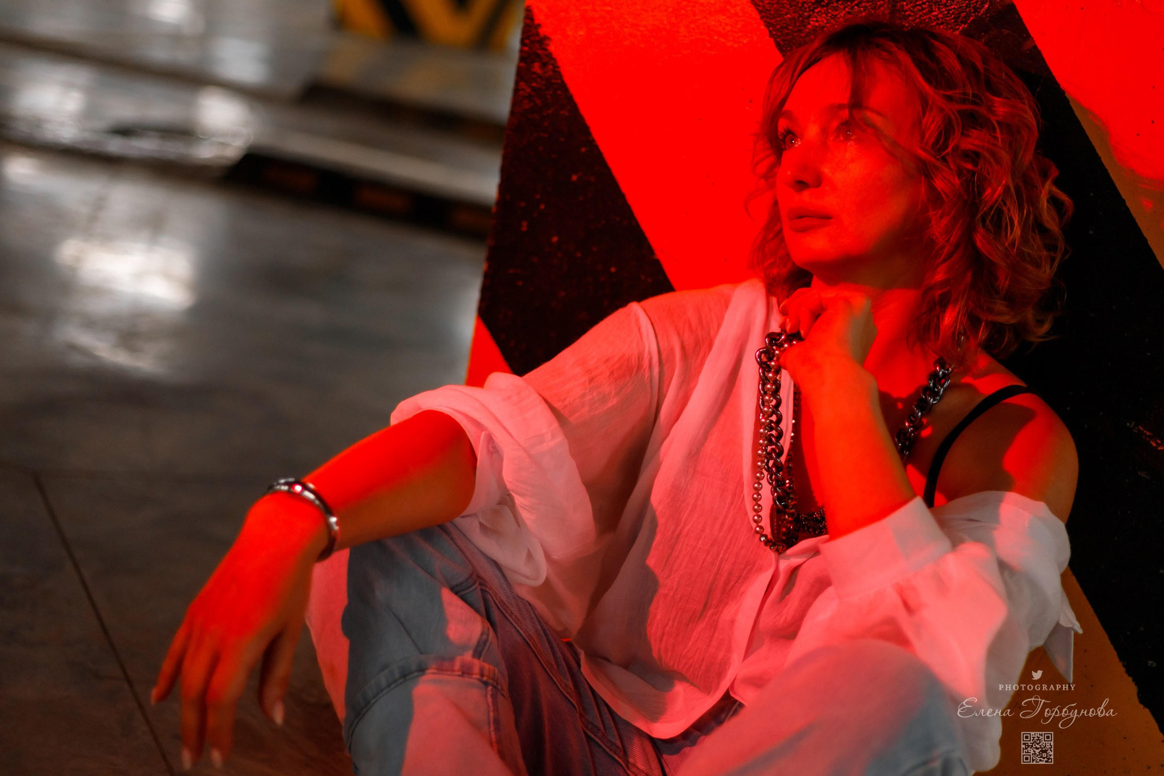 Красный свет. Татьяна. Июнь 2025. Фотограф Пермь. Свадьбы. Семья и дети, школа, д. сад. Фотокниги