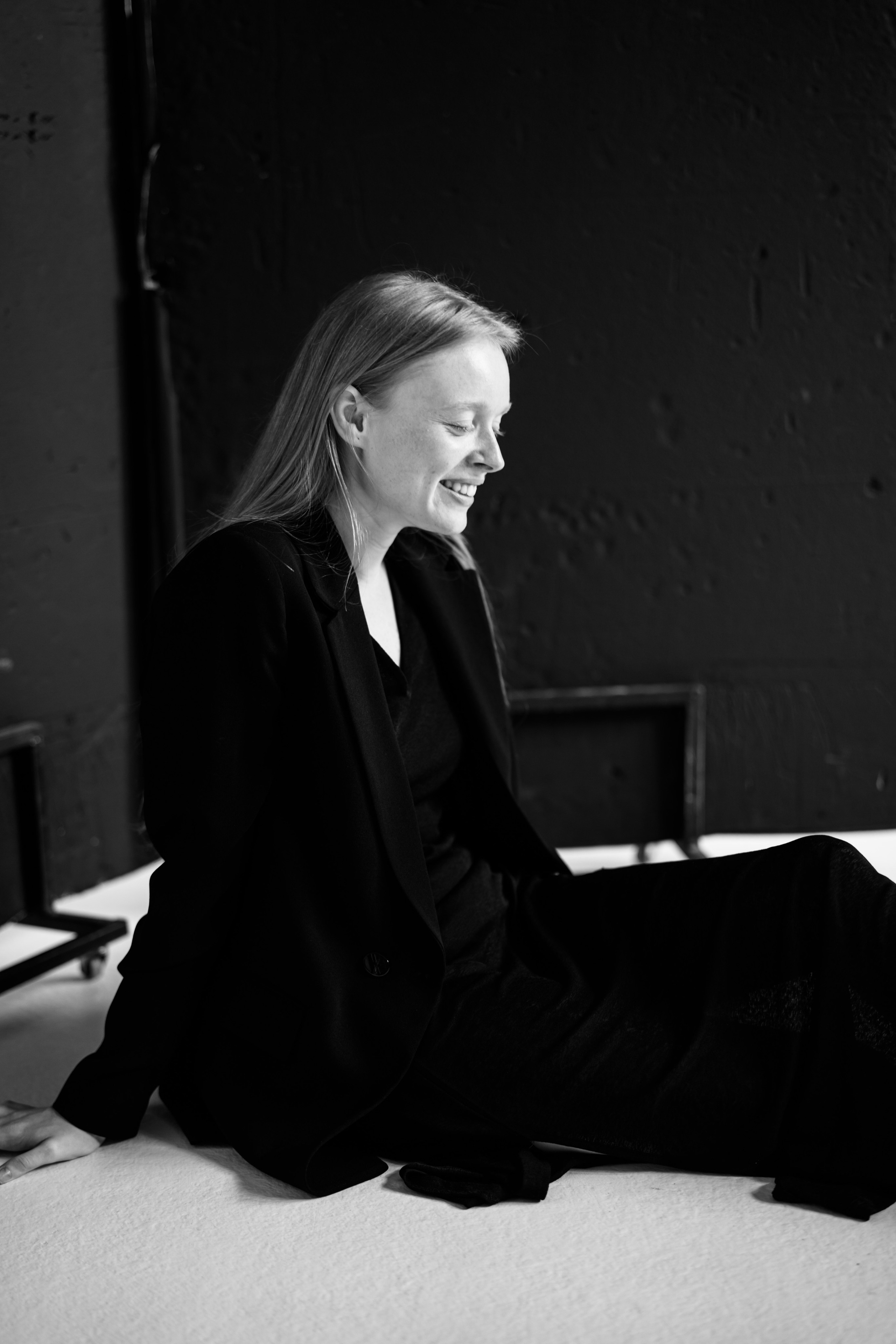 Профессиональная съёмка девушки в casual-образе — контент для личного бренда