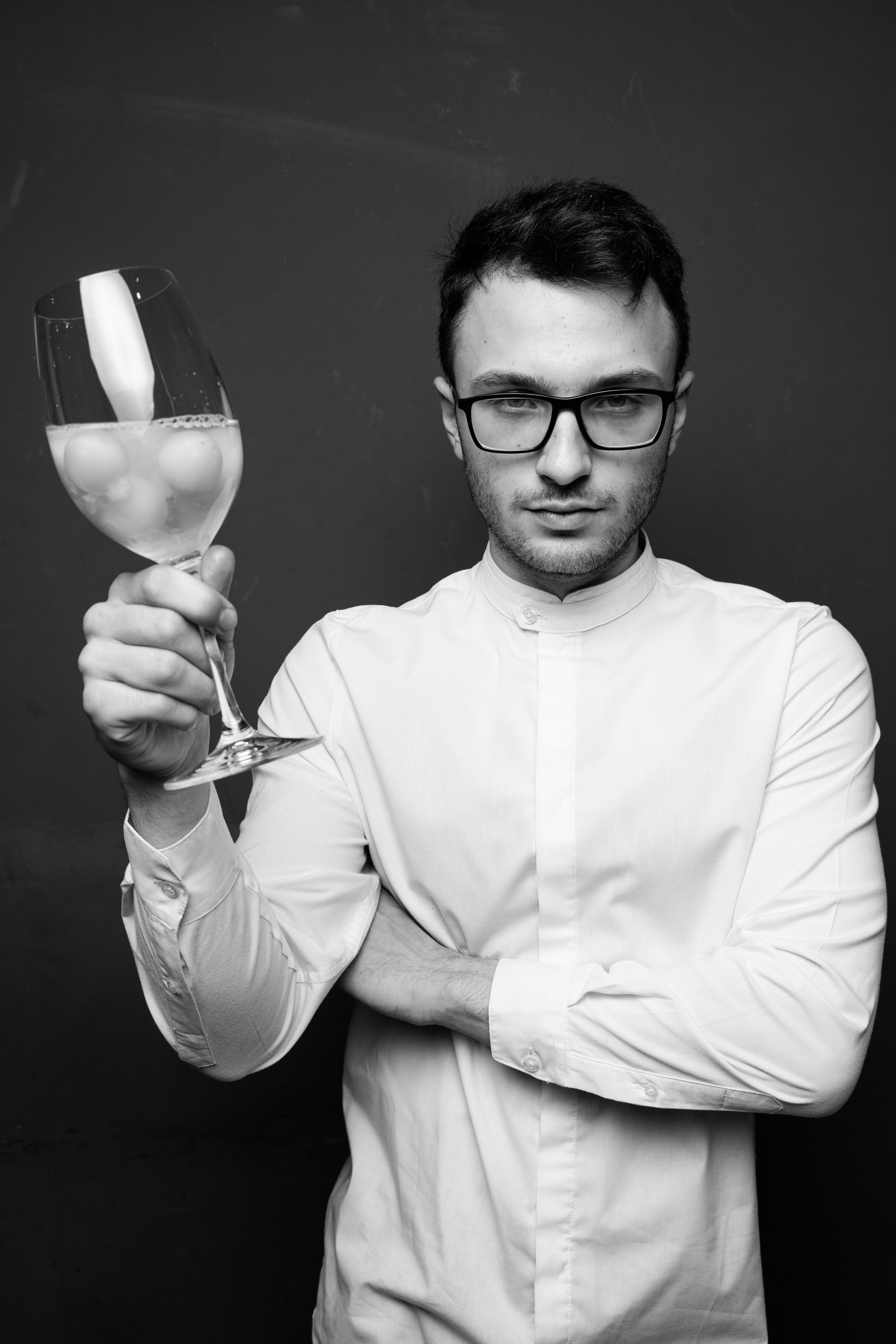 Портрет официанта с бокалом вина — эмоции, внимание к деталям.