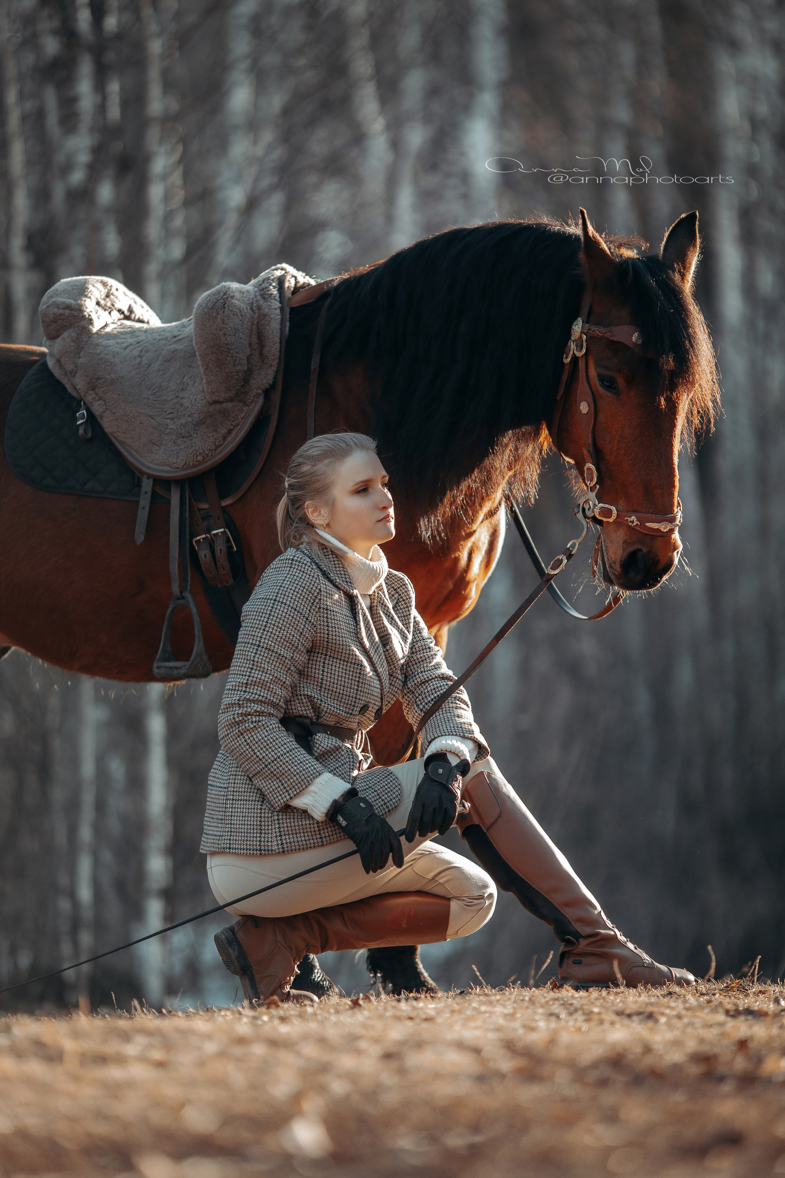 Жакет твидовый с поясом 44-46, 48-50.  Брюки конные 46 размер. Сапоги 39.