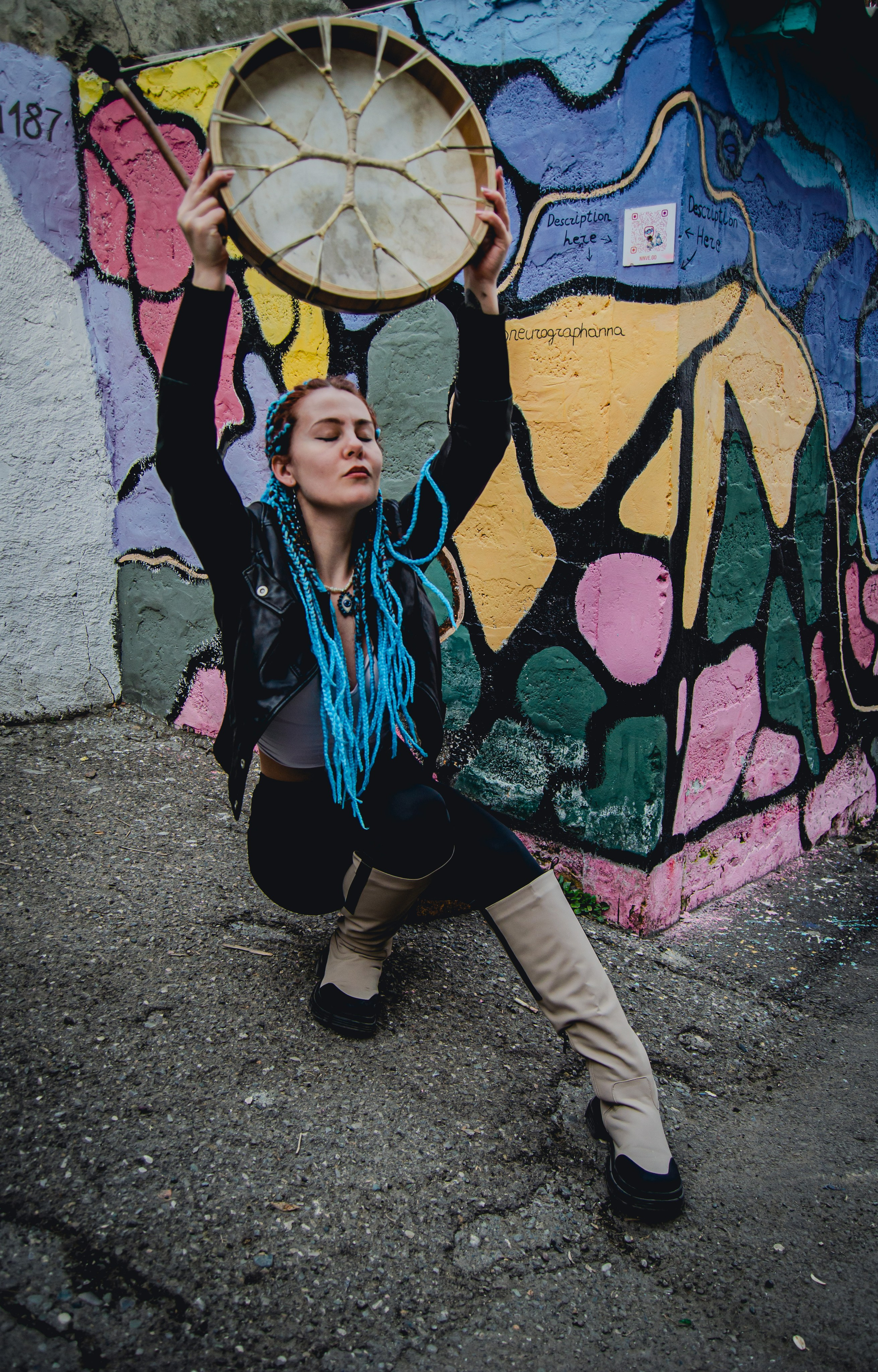 Фотосессия на фоне городского квартала. Yuri Panfyorov