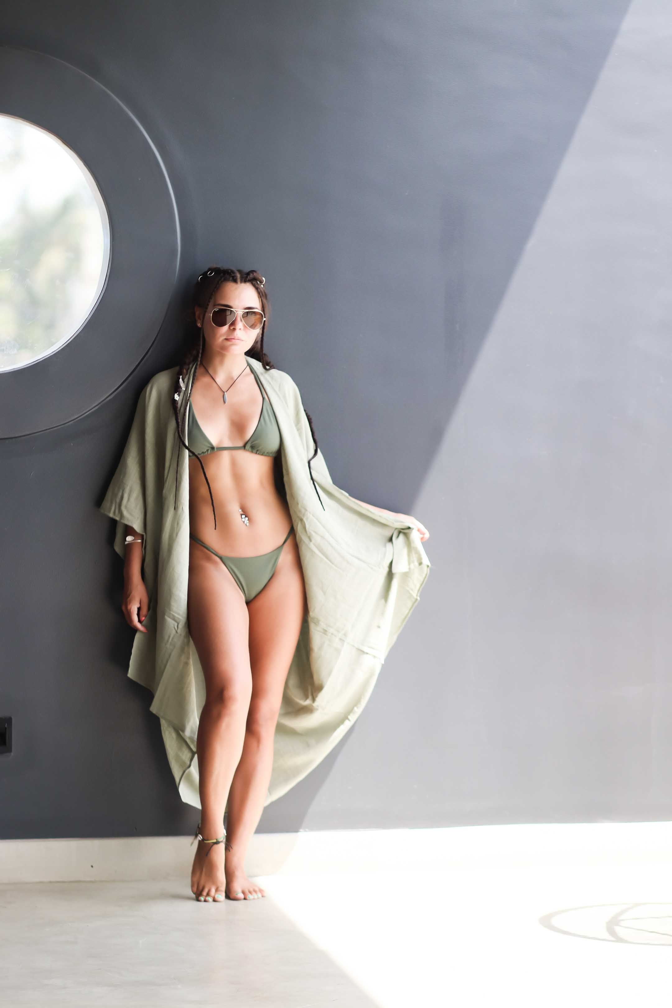 Коллекция купальников бикини. Фотограф на Шри-Ланке