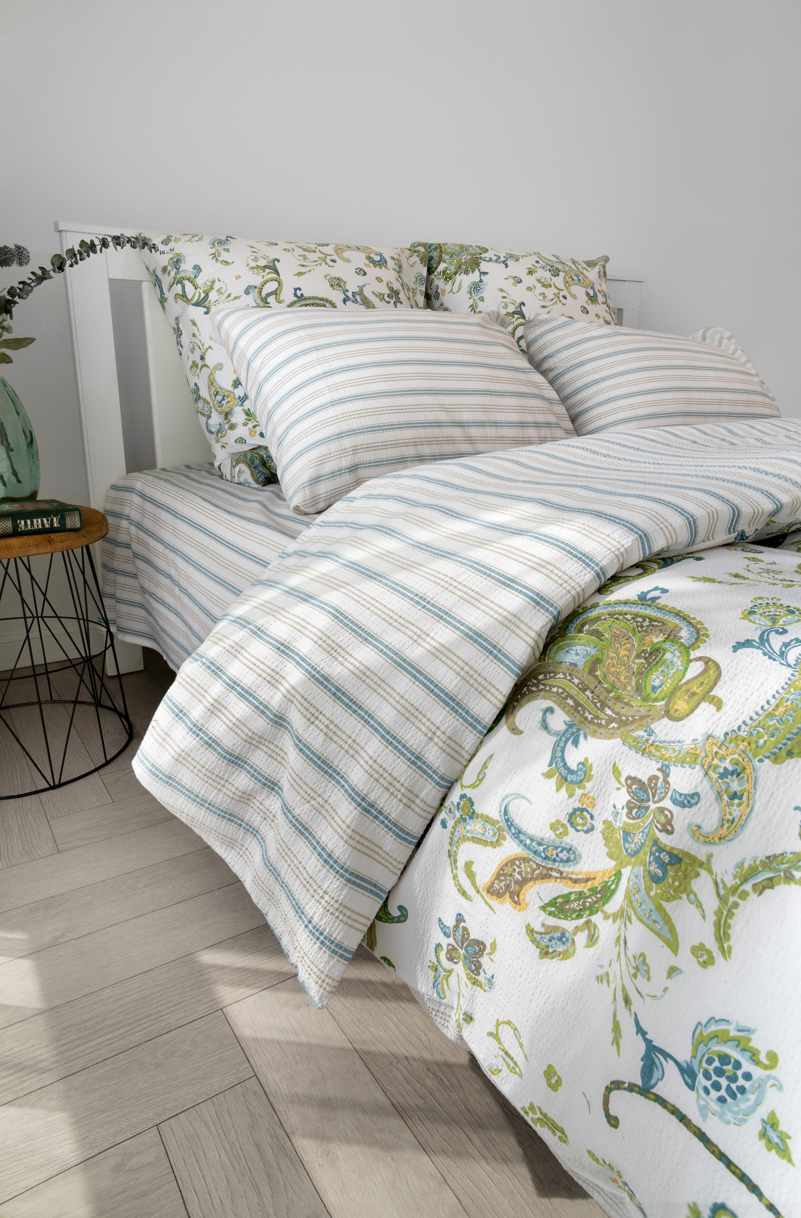 Демонстрация фактуры жатой бязи на белье | Фото для сайта текстиля