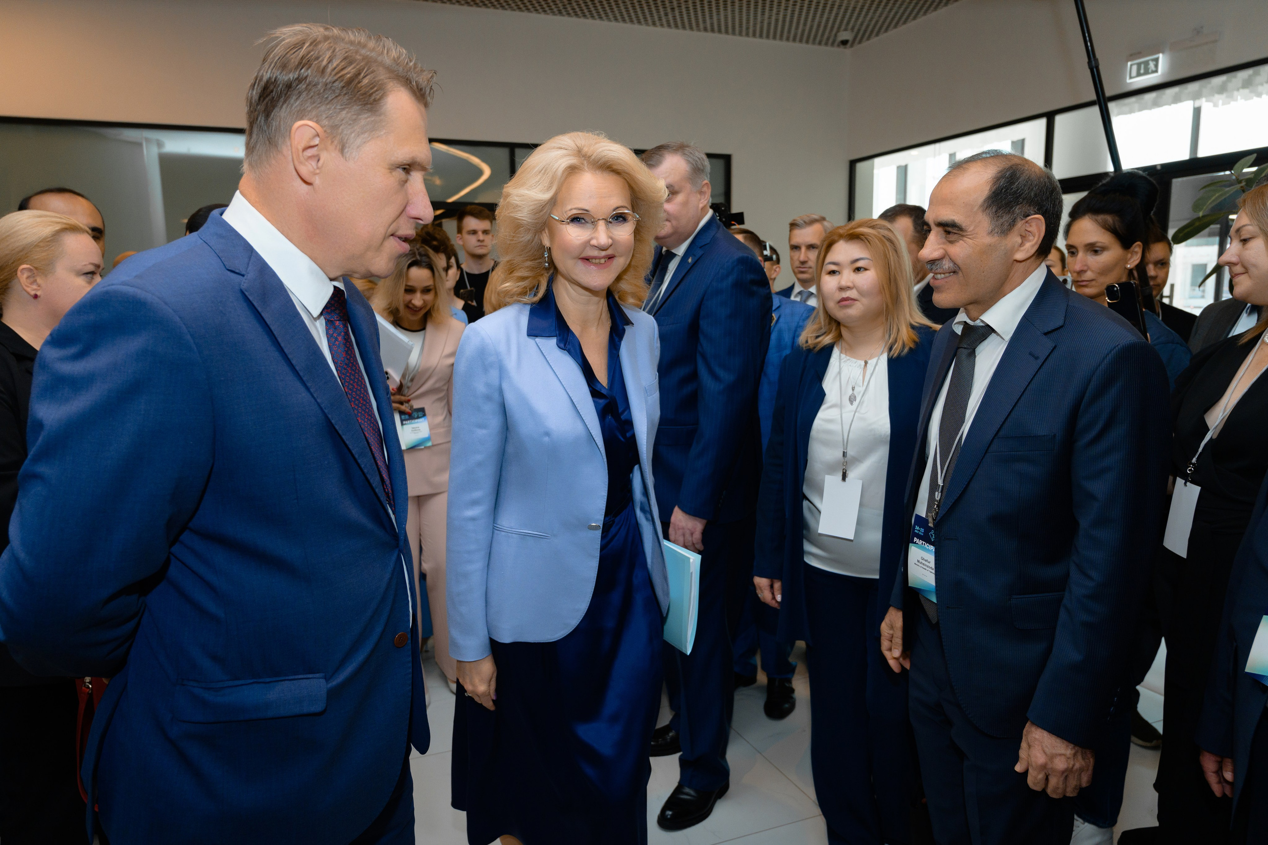 Выставки: Фотография с выставки, на которой посетители изучают представленные экспонаты. Скворцова Вероника. Татьяна Голикова. Михаил Мурашко. Единая Россия. Дума. Министр Здравоохранения. ФМБА. Правительство России. Фотография с форума, на которой участники активно участвуют в дискуссии.